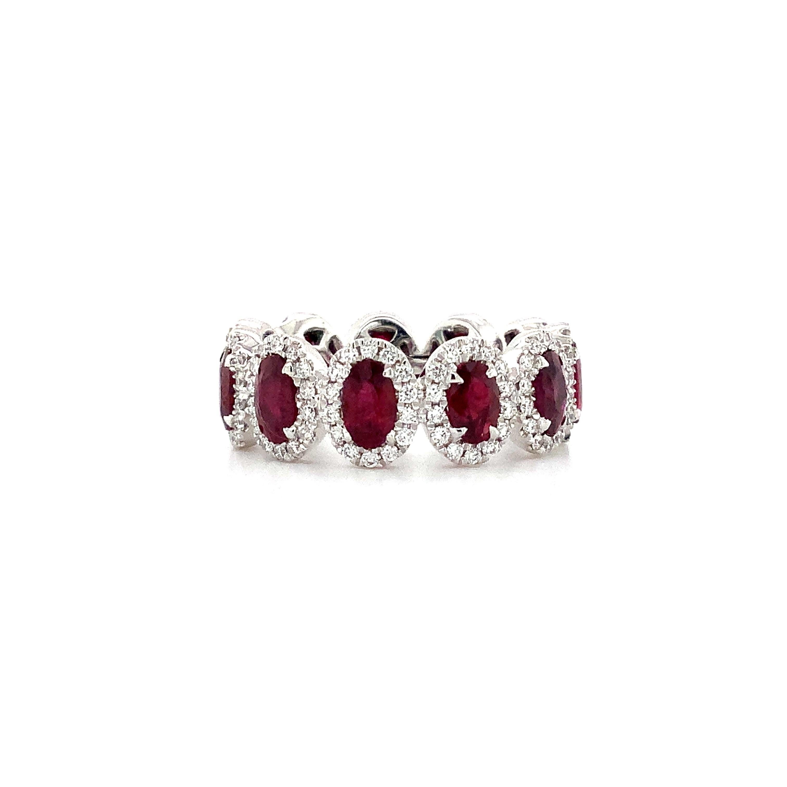 Art déco Bague d'éternité Roman + Jules de qualité en platine avec rubis ovale et diamants en vente