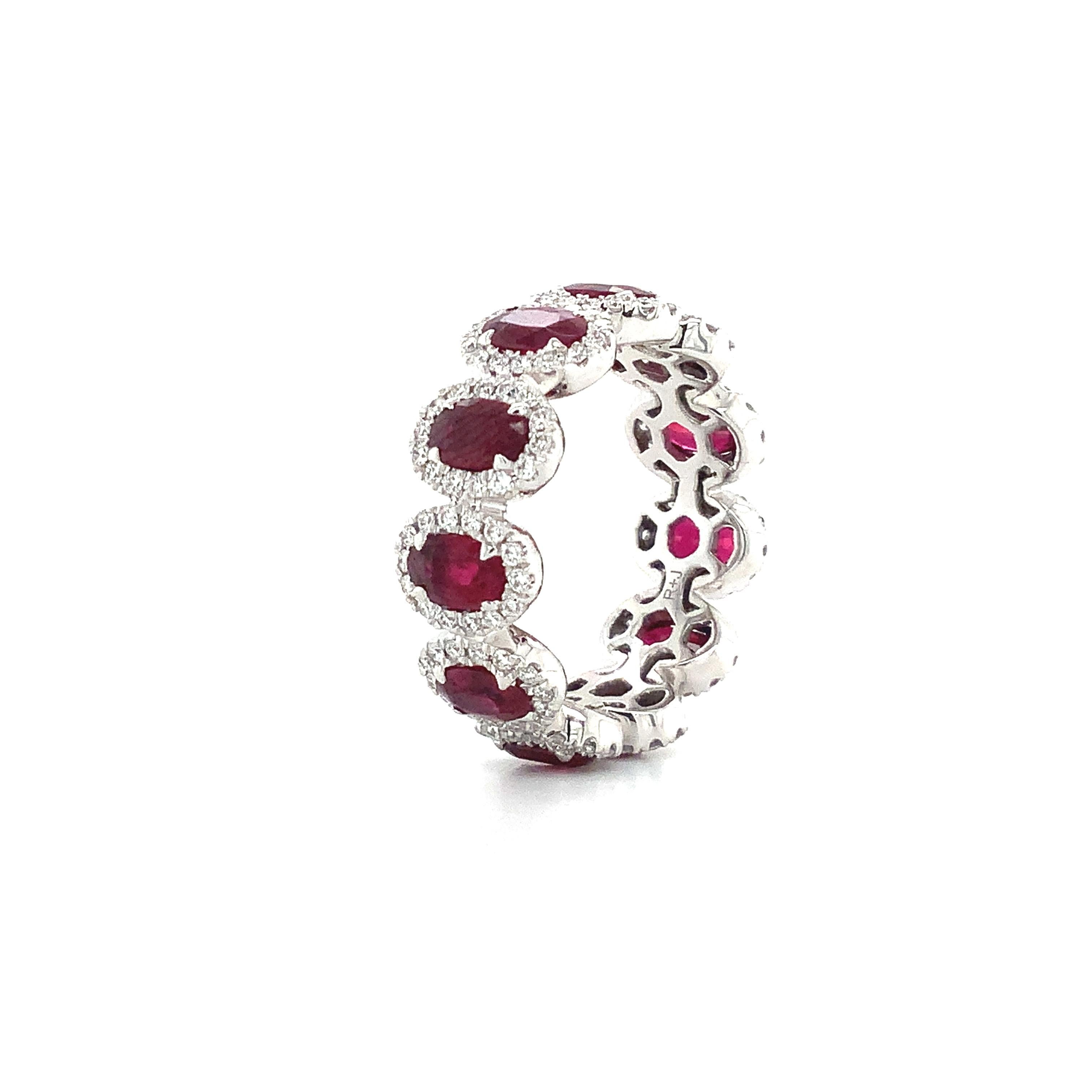 Taille brillant Bague d'éternité Roman + Jules de qualité en platine avec rubis ovale et diamants en vente