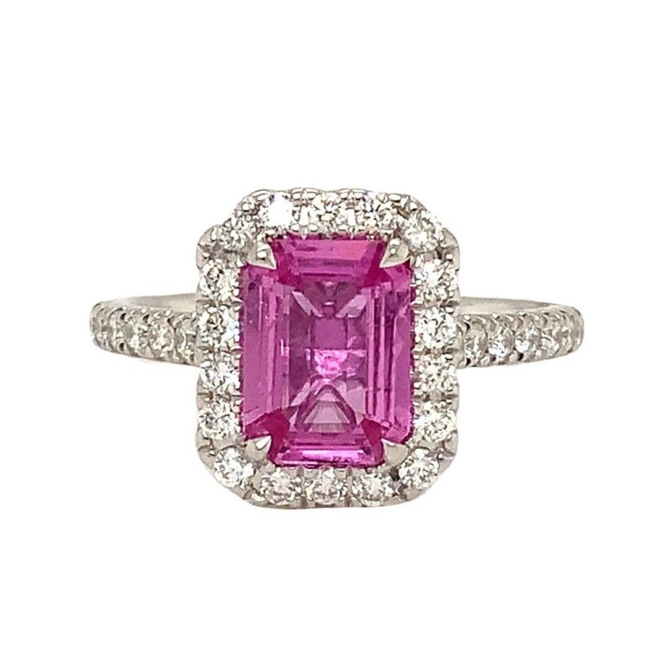 Unique en son genre, la bague GIA 1,75 ct Certified Emerald Cut Natural Purplish Pink Sapphire est faite à la main en or blanc 18 ct et comporte 32 diamants taille brillant en halo pour un total de 0,49 cts. Le thème de cet anneau est 