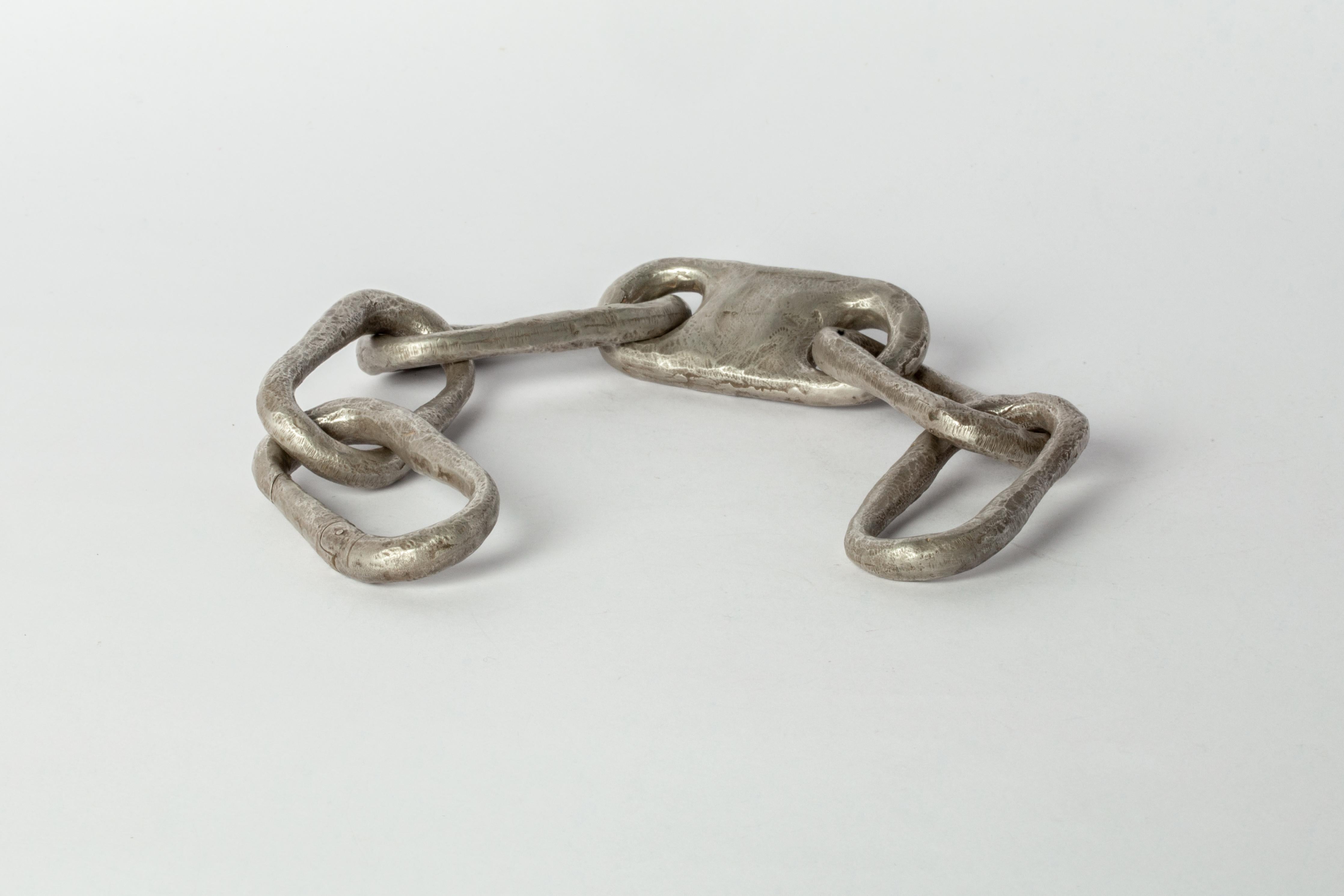Roman Large Link Bracelet w/ Large Closed Link (DA) In New Condition For Sale In Hong Kong, Hong Kong Island