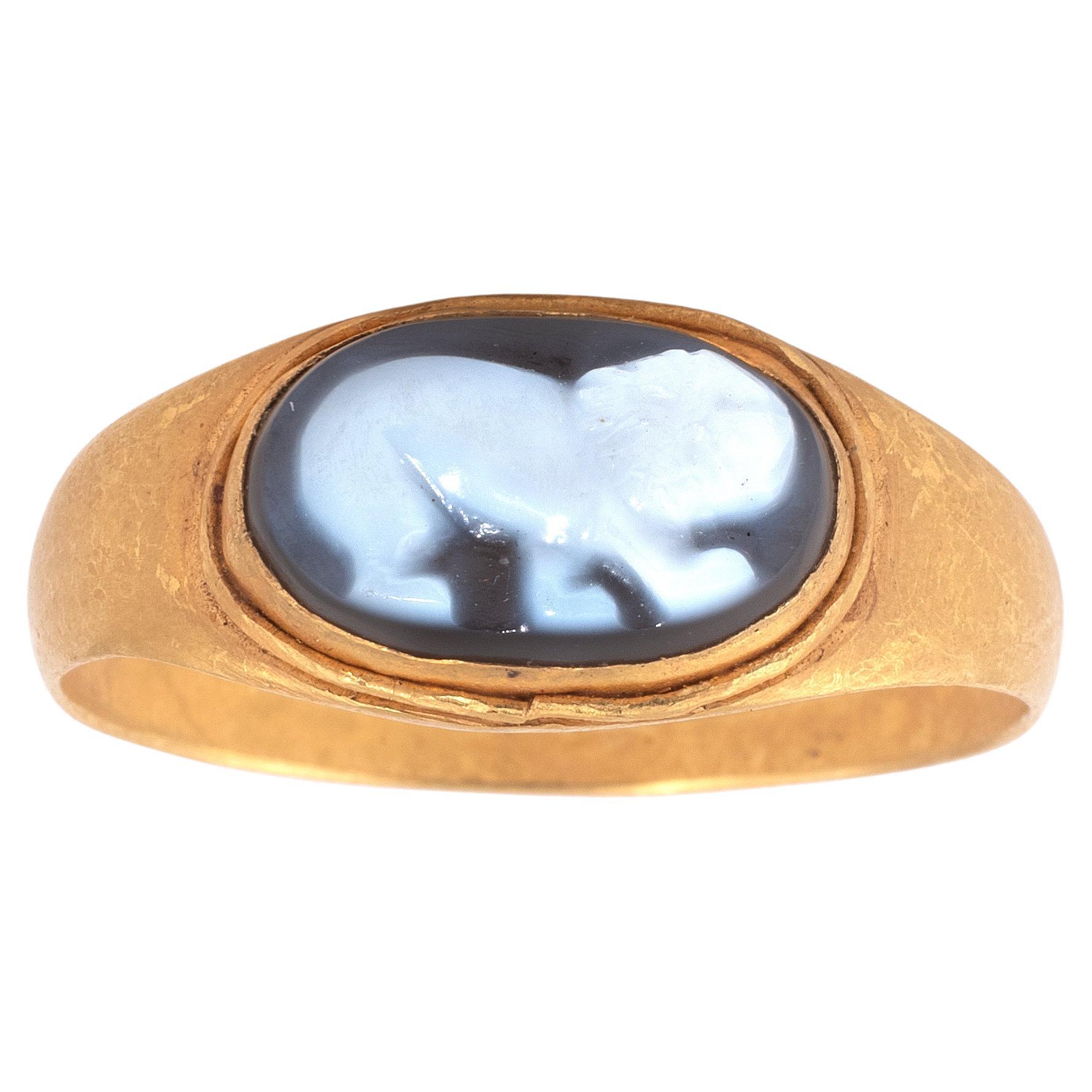 Roman Lion Gemstone in Gold Ring 3rd-4th century AD In Excellent Condition For Sale In Firenze, IT