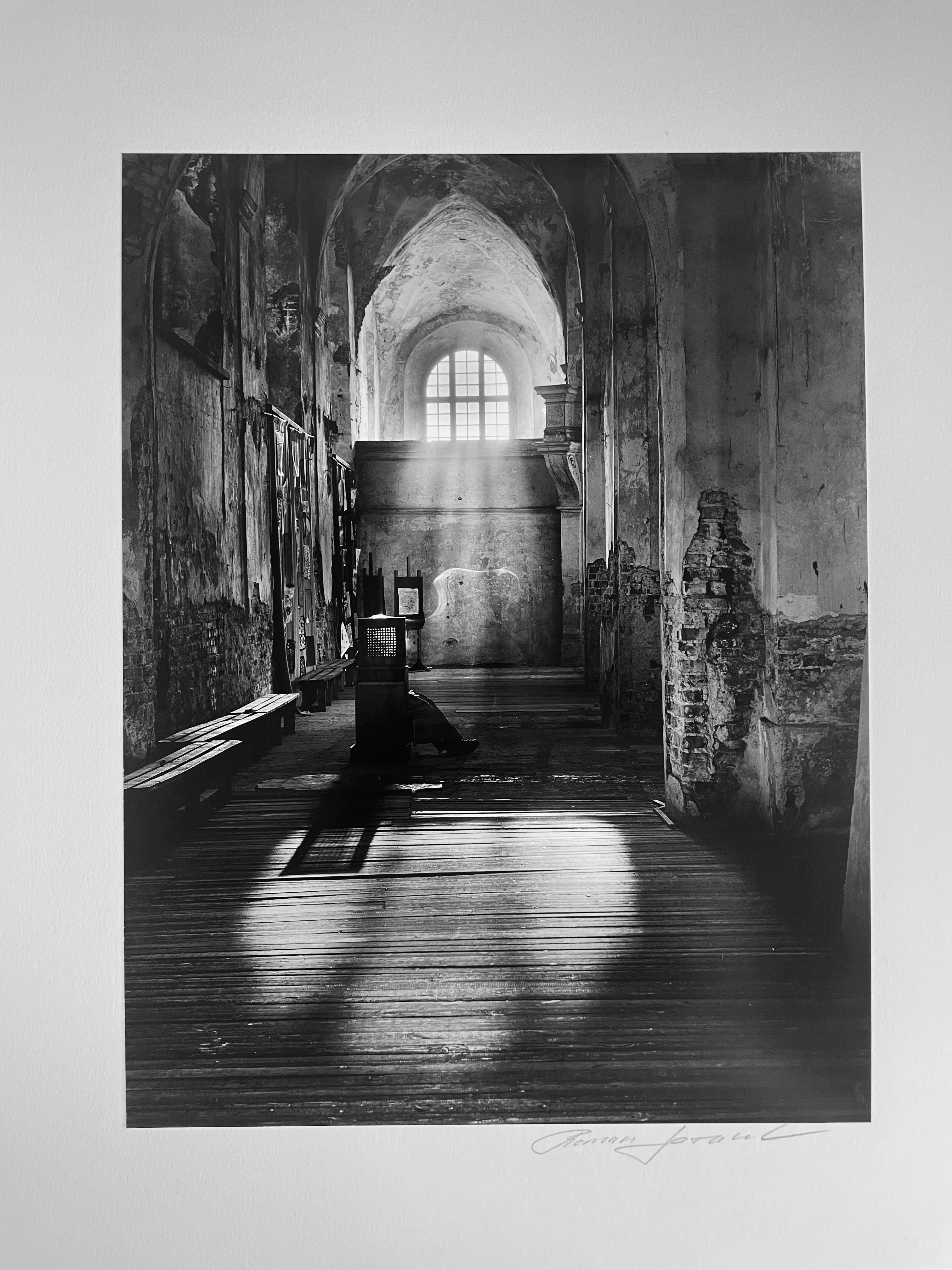Absolution, Litauische Kirche – Photograph von Roman Loranc