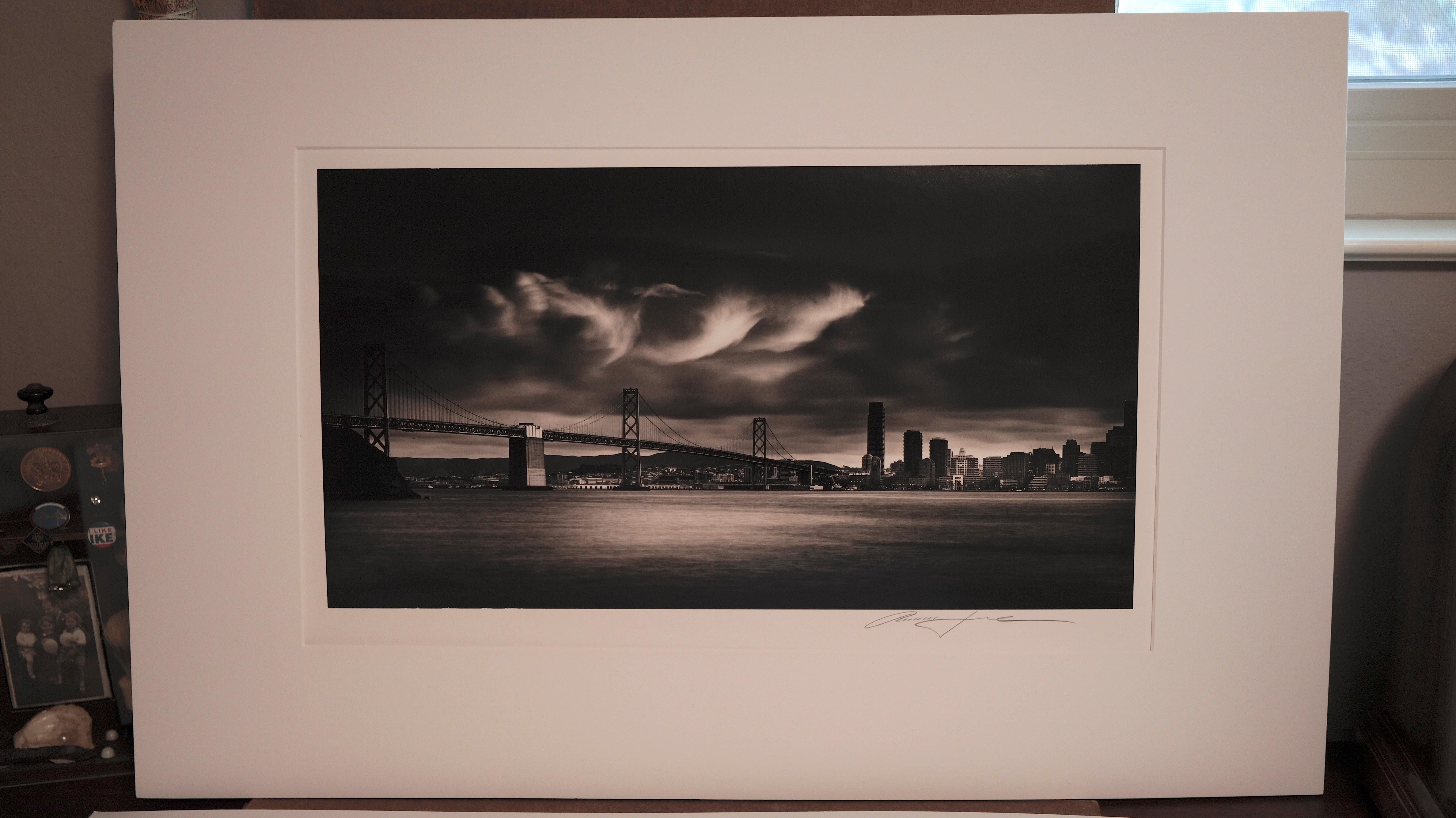 Nuvole svolazzanti sul Bay Bridge, San Francisco - Photograph di Roman Loranc