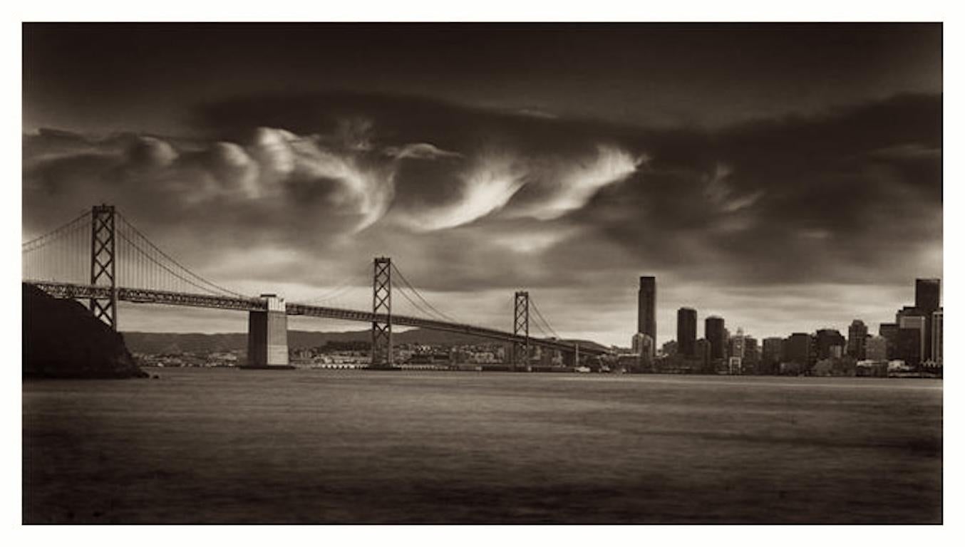 Black and White Photograph di Roman Loranc - Nuvole svolazzanti sul Bay Bridge, San Francisco