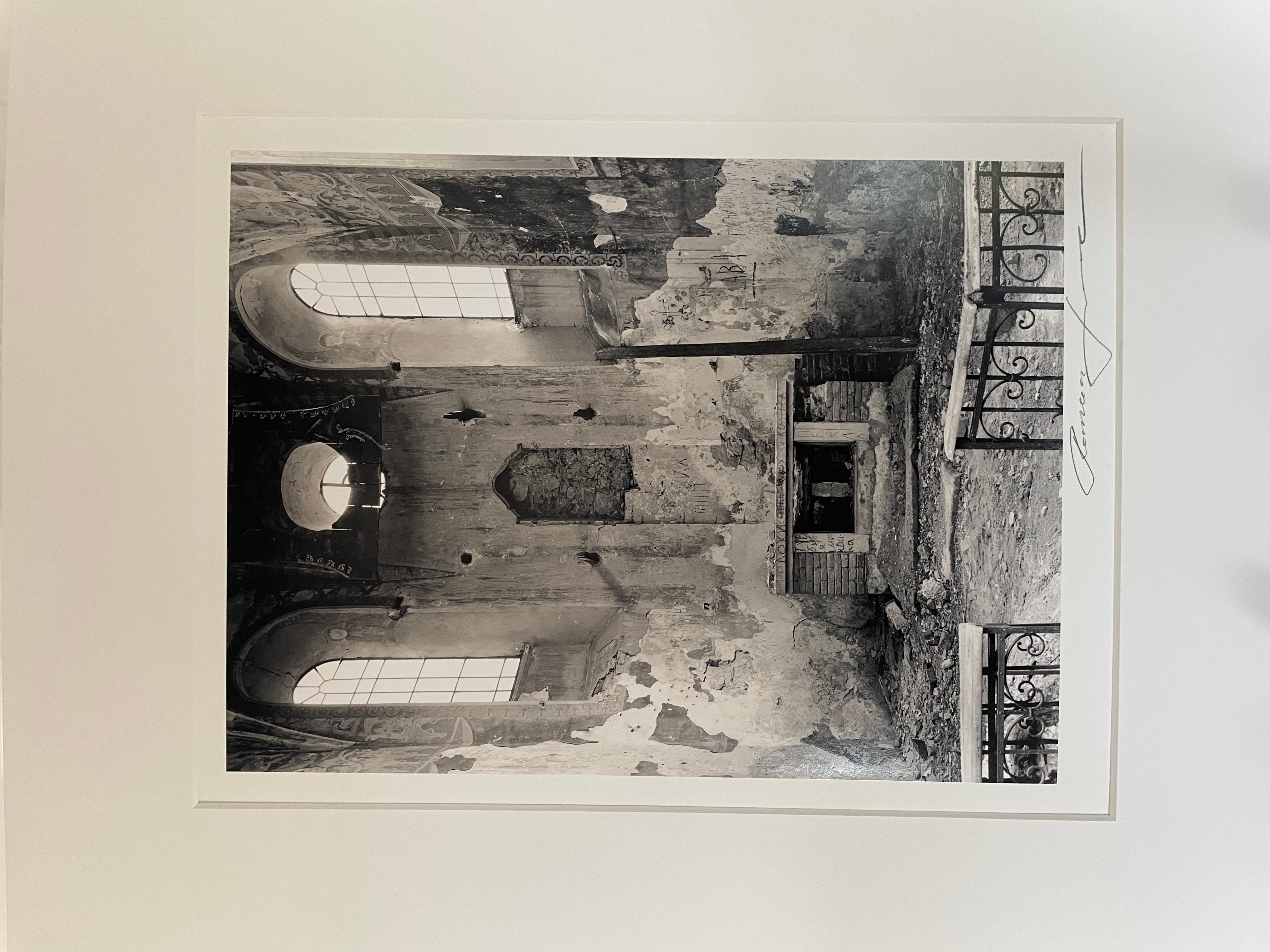 Zerbröckelter Altar, Church Ukraine Europa (Braun), Black and White Photograph, von Roman Loranc