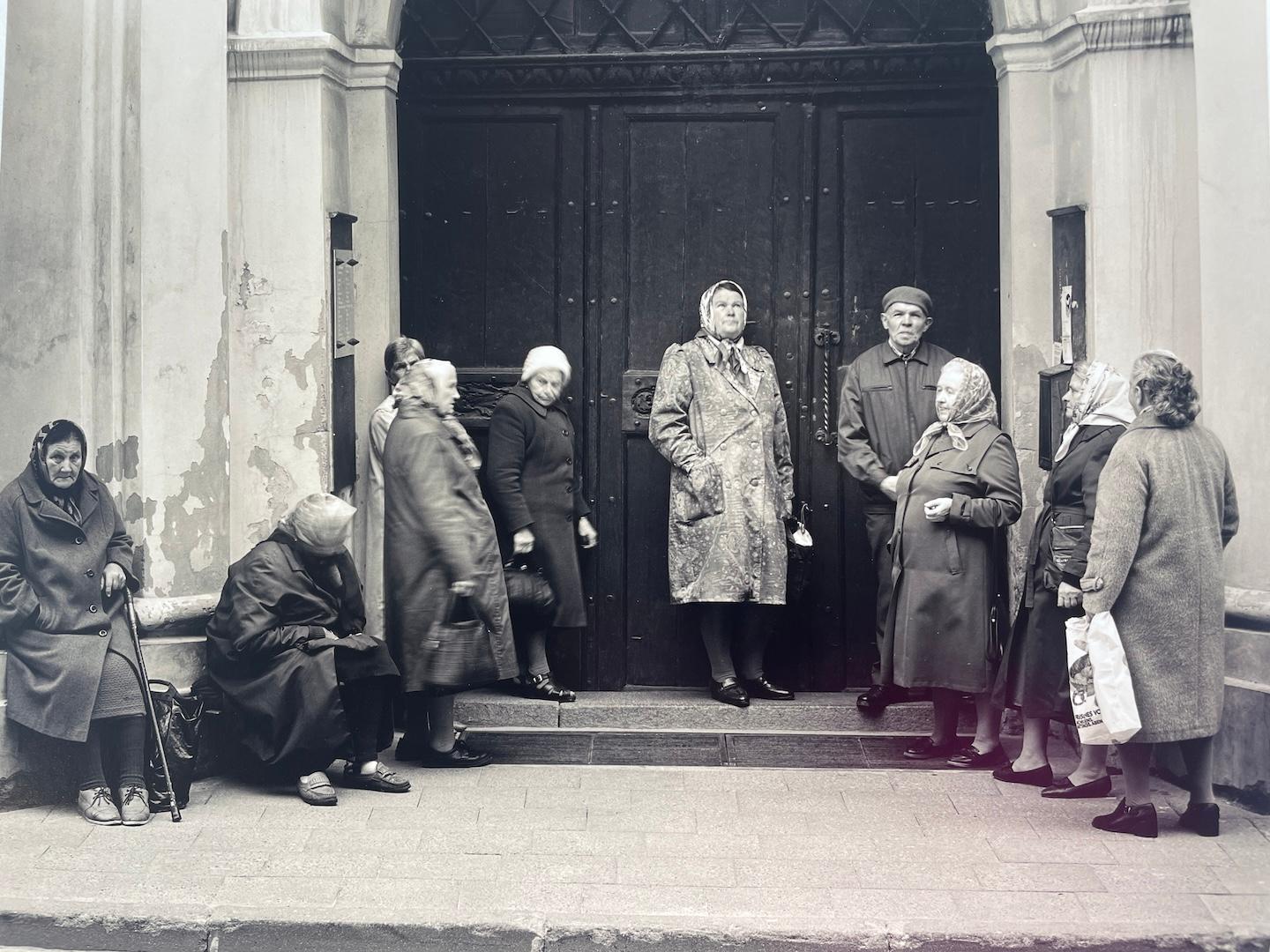 Europäische Frauen neben der Franciscanischen Kirche Litauen, einzigartig, selten – Photograph von Roman Loranc