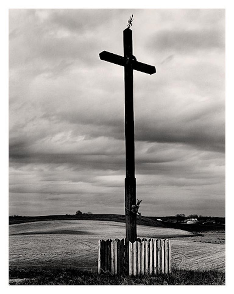 Black and White Photograph de Roman Loranc - Cruz caída, Polonia