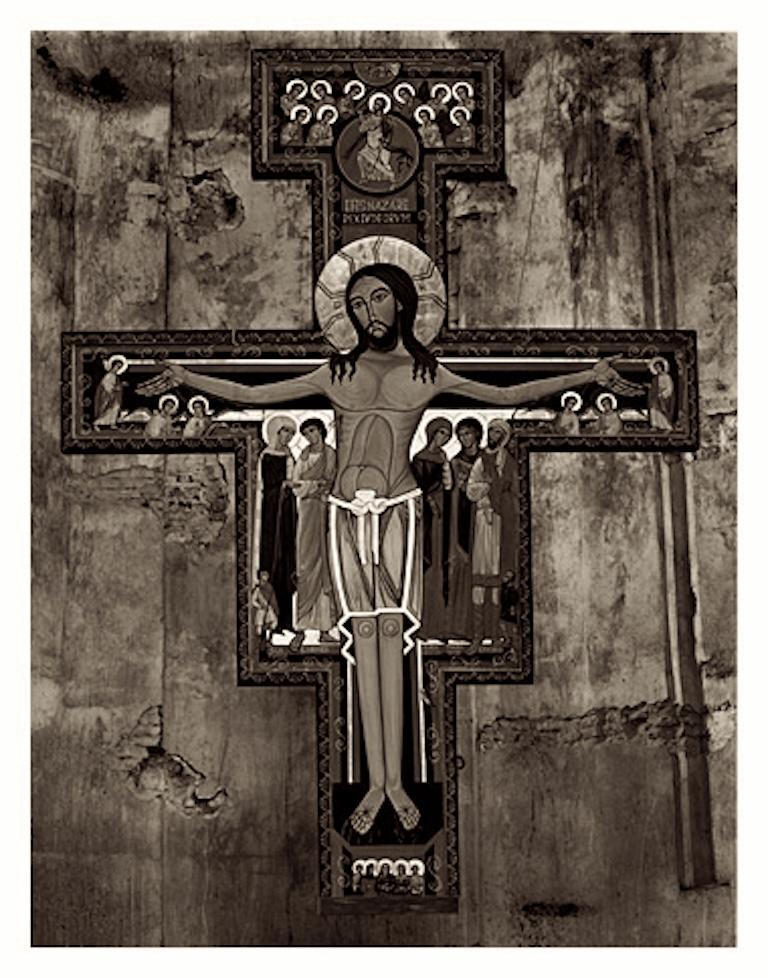 Black and White Photograph di Roman Loranc - Chiesa francescana, Lituania - Crocifissione