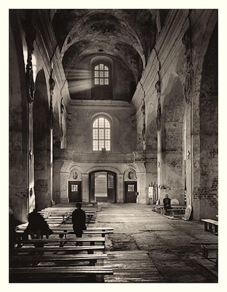 Church's de l'Assomption et Confessionnal, Lituanie (vendu comme ensemble) - Beige Black and White Photograph par Roman Loranc