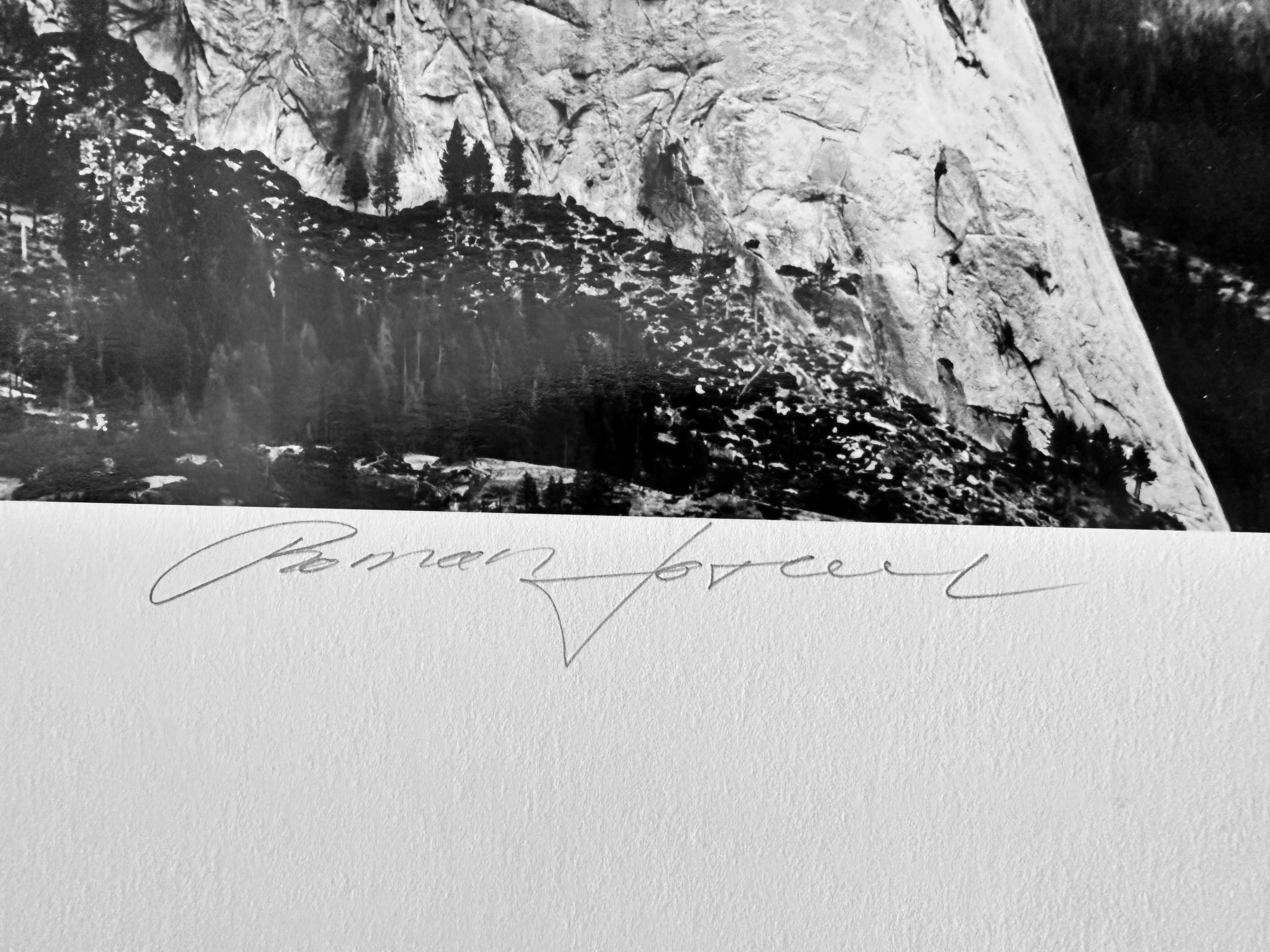 Half Dome, Parque Nacional de Yosemite - Black and White Photograph Negro de Roman Loranc