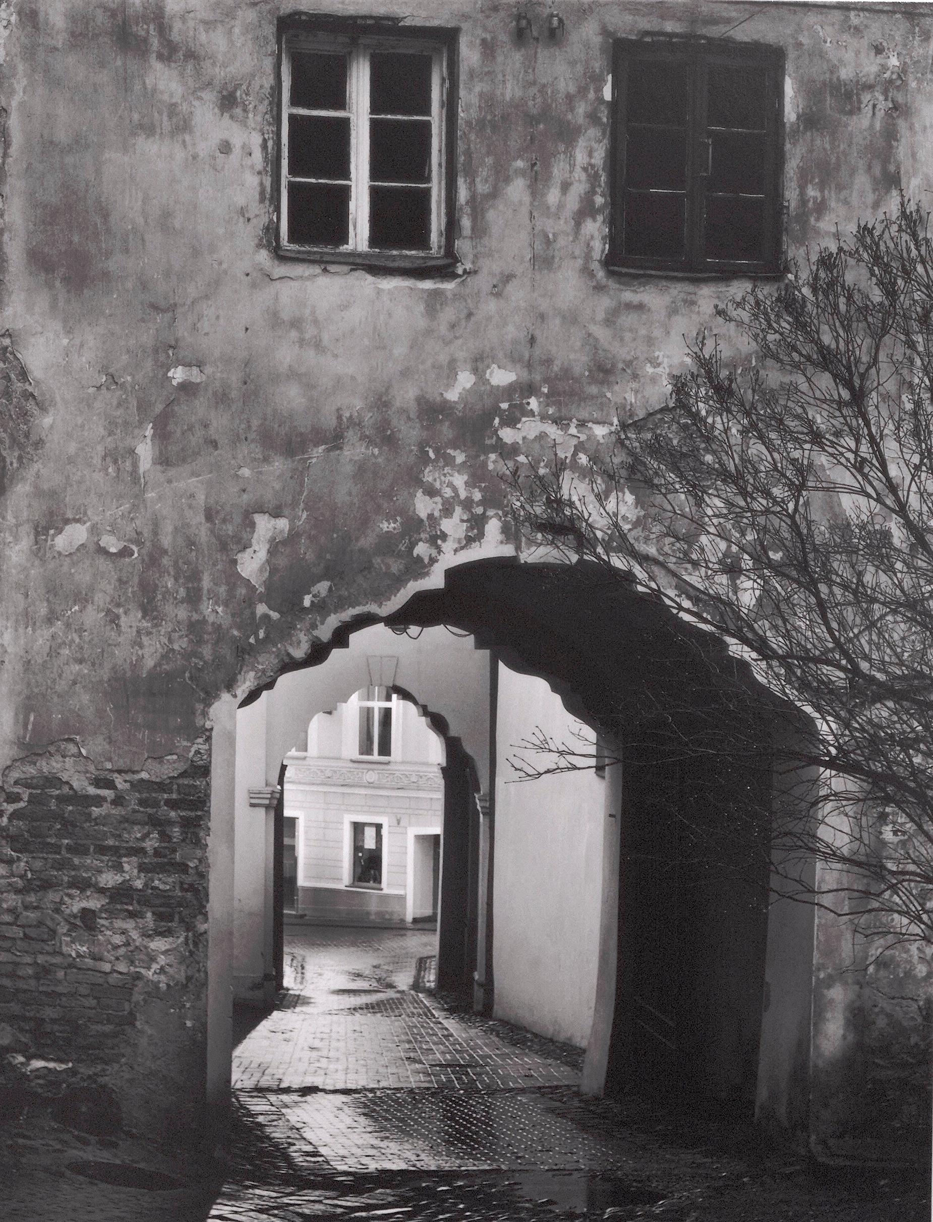 Black and White Photograph di Roman Loranc - Cortile aperto. Vecchia strada ad arco Europa Lituania
