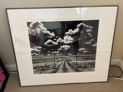 Une route privée avec des nuages