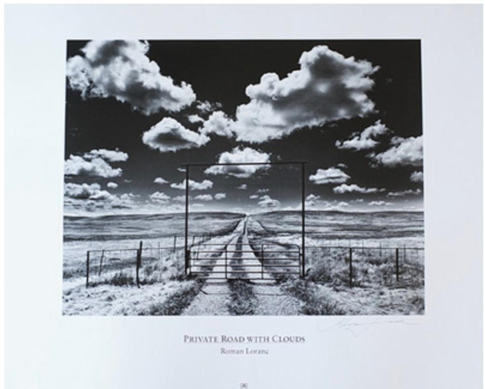 Strada privata con nuvole firmate STAMPA POSTER - Photograph di Roman Loranc