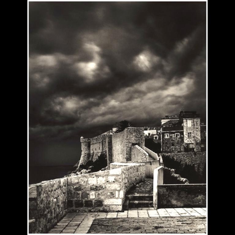 Black and White Photograph di Roman Loranc - Nuvole di tempesta su Dubrovnik, Croazia, con tonalità seppia