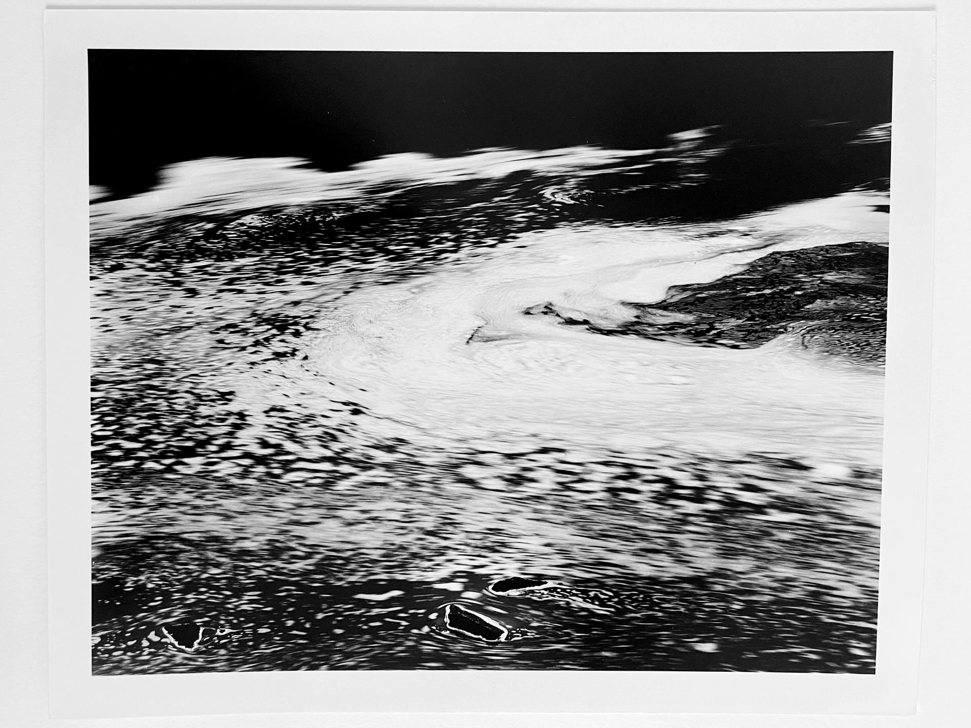 Roman Loranc Black and White Photograph – Wasserschaum