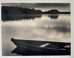 Barco de madera, canoa en el río
