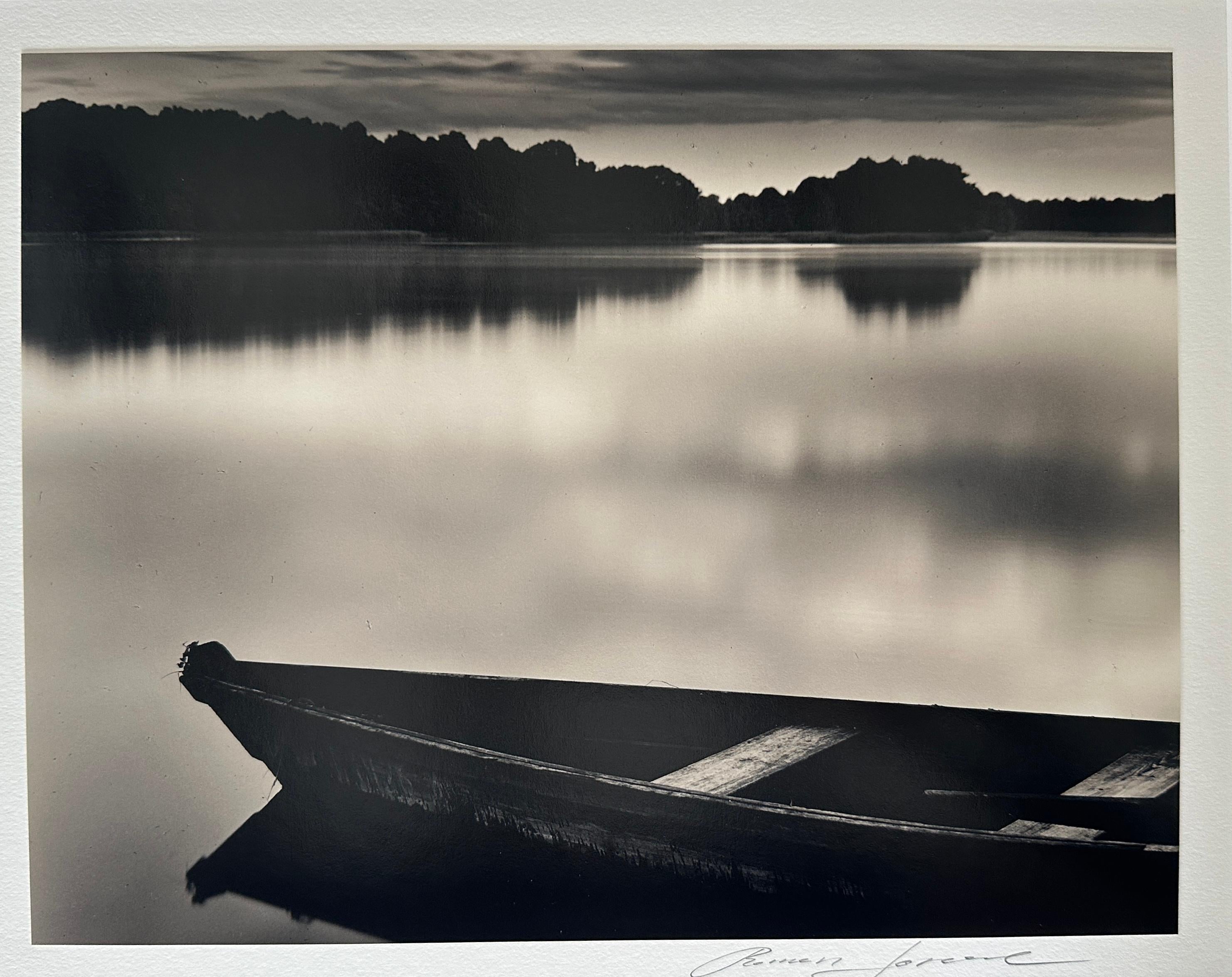 Barco de madera, canoa en el río
