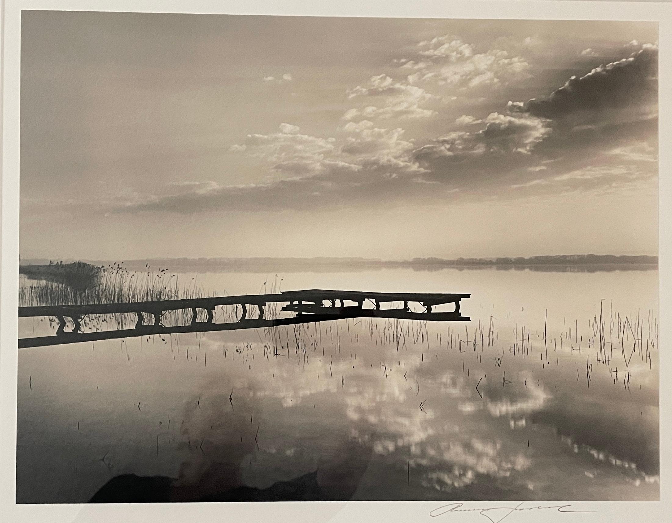 Pfeiler aus Holz, Polen – Photograph von Roman Loranc