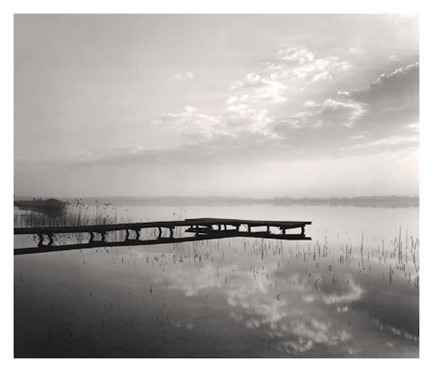 Roman Loranc Landscape Photograph – Pfeiler aus Holz, Polen