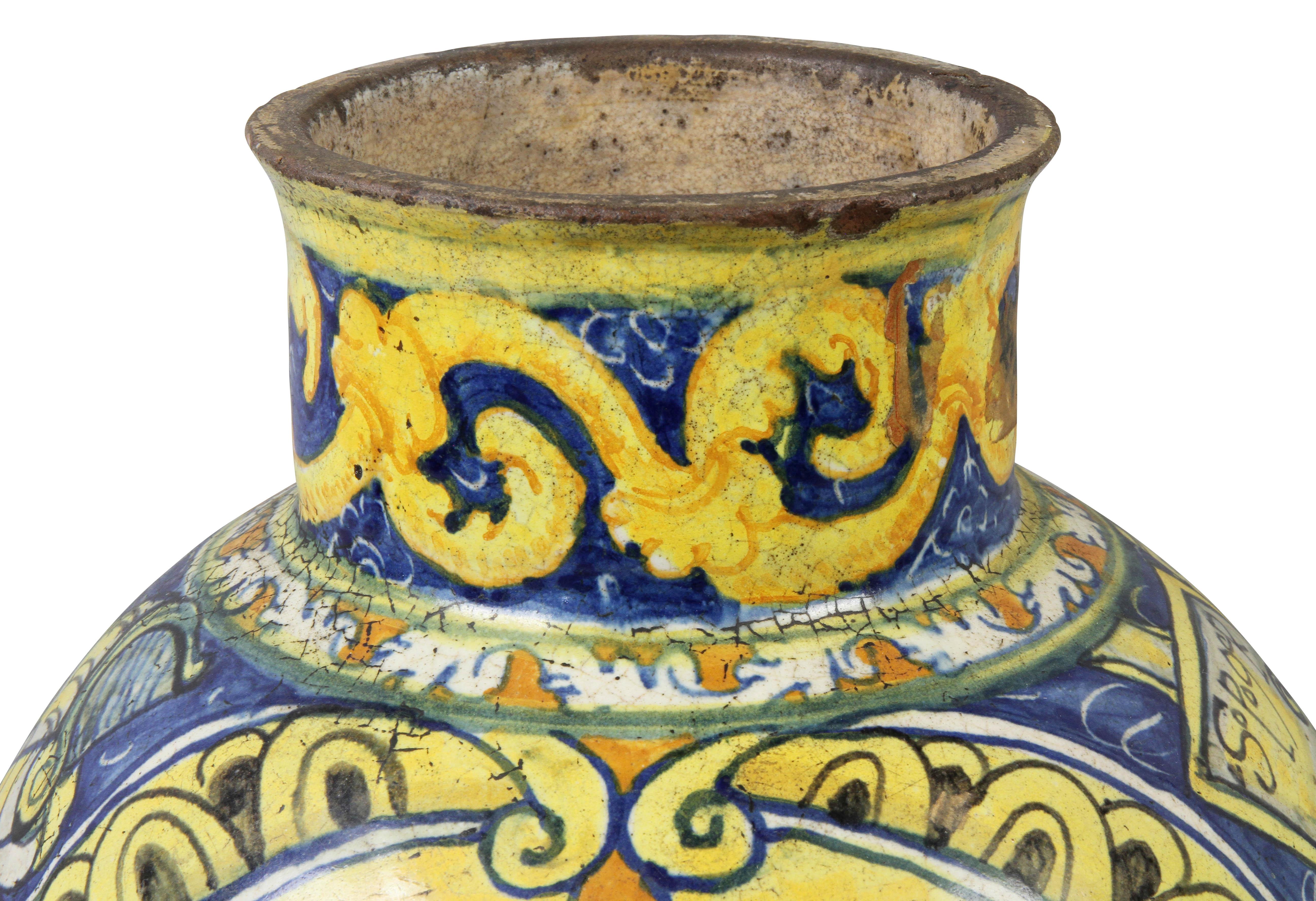 Forme globulaire décorée de jaune et de bleu avec un chérubin central et une variété d'autres décorations. Signé sur le côté du corps. SPQR.