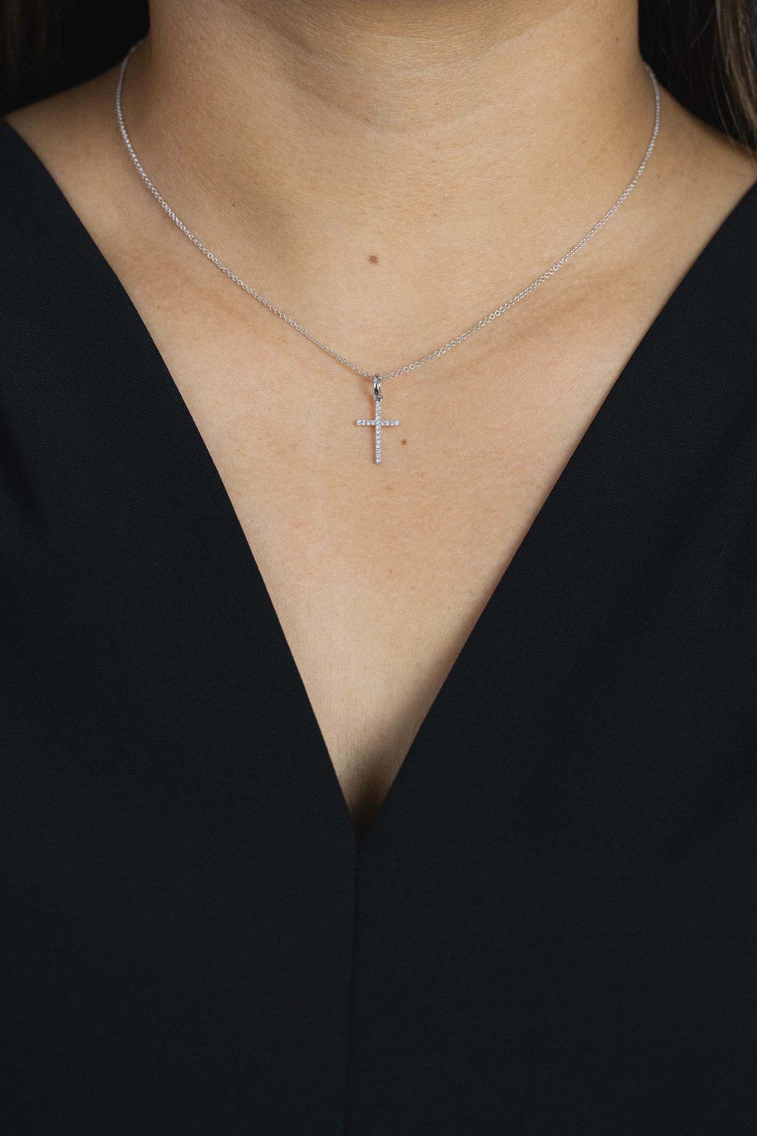 Taglio rotondo Roman Malakov Diamonds, collana con ciondolo a croce piccola da 0,05 carati tondi totali in vendita