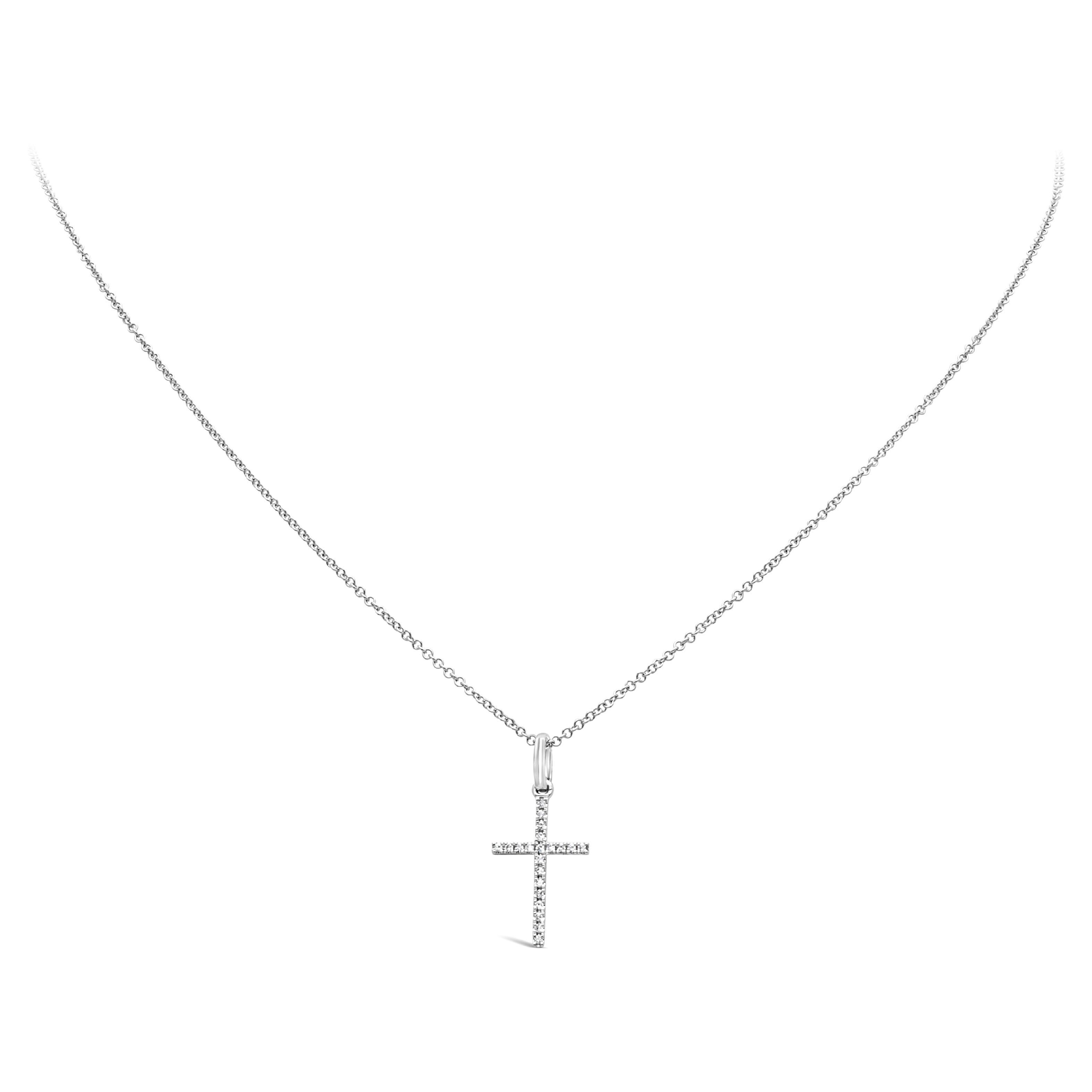 Eine schlichte Anhängerkette mit runden Diamanten im Brillantschliff mit einem Gesamtgewicht von 0,05 Karat, Farbe G und Reinheit VS, eingefasst in ein religiöses Kreuzdesign. Aufgehängt an einer Kette aus 18 Karat Weißgold, Länge: 16 Zoll. Perfekt