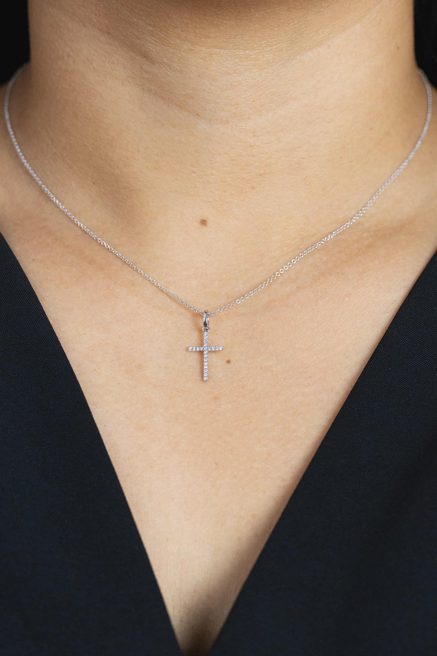Roman Malakov 0,05 Karat insgesamt runder Diamant-Halskette mit Kreuzanhänger im Zustand „Neu“ in New York, NY