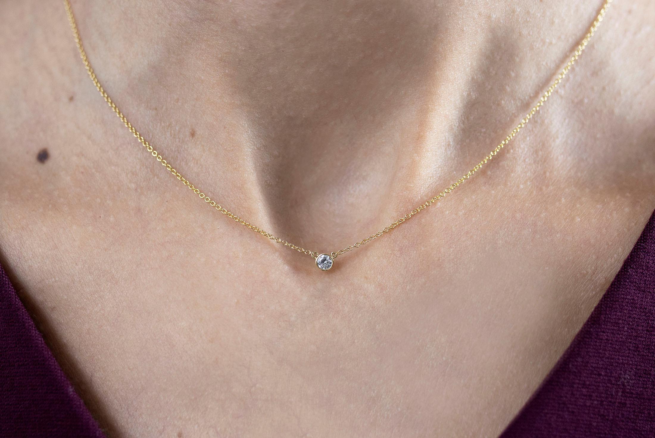 Contemporain Roman Malakov, collier pendentif solitaire à chaton en diamants ronds de 0,10 carat en vente