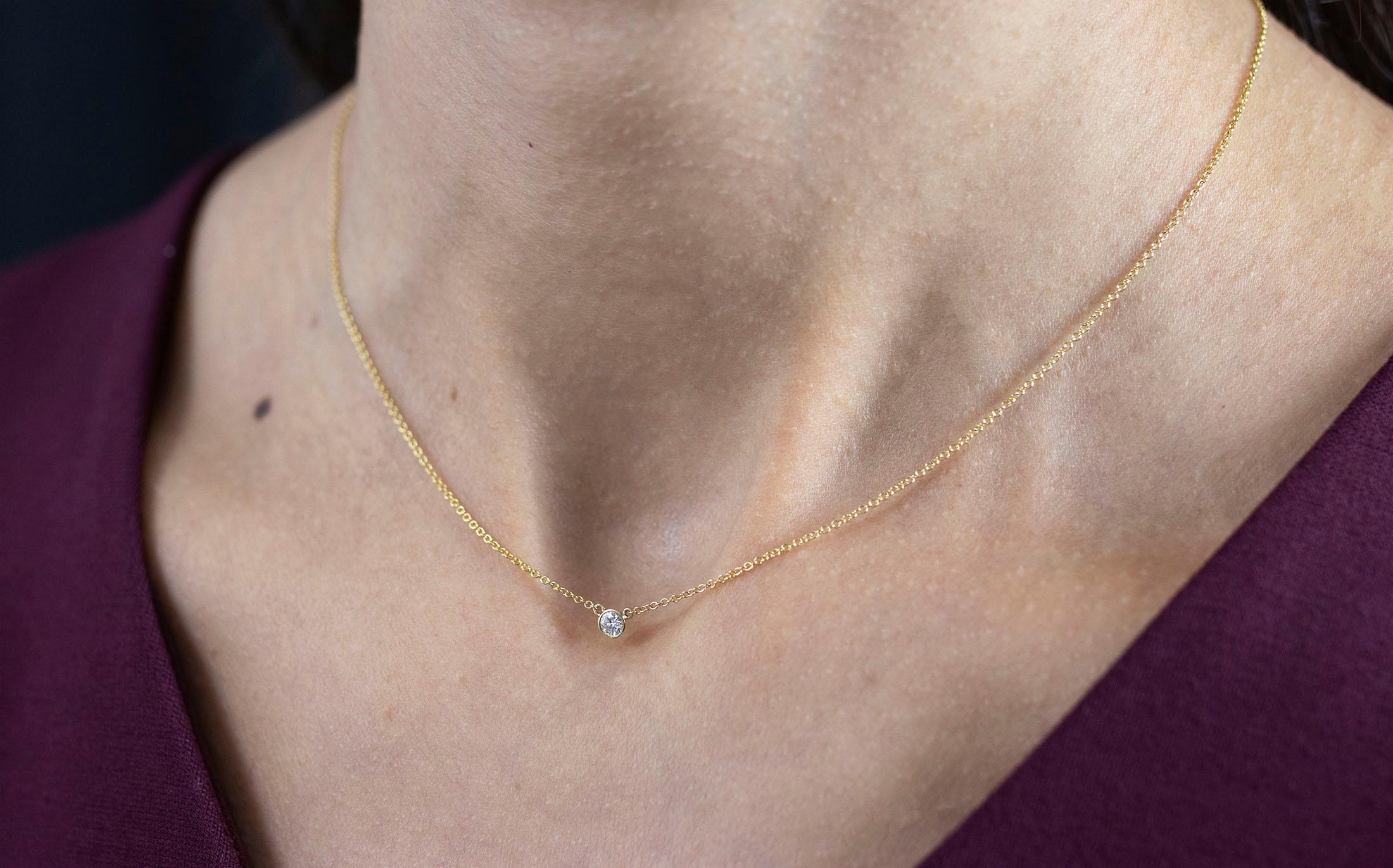 Taille ronde Roman Malakov, collier pendentif solitaire à chaton en diamants ronds de 0,10 carat en vente