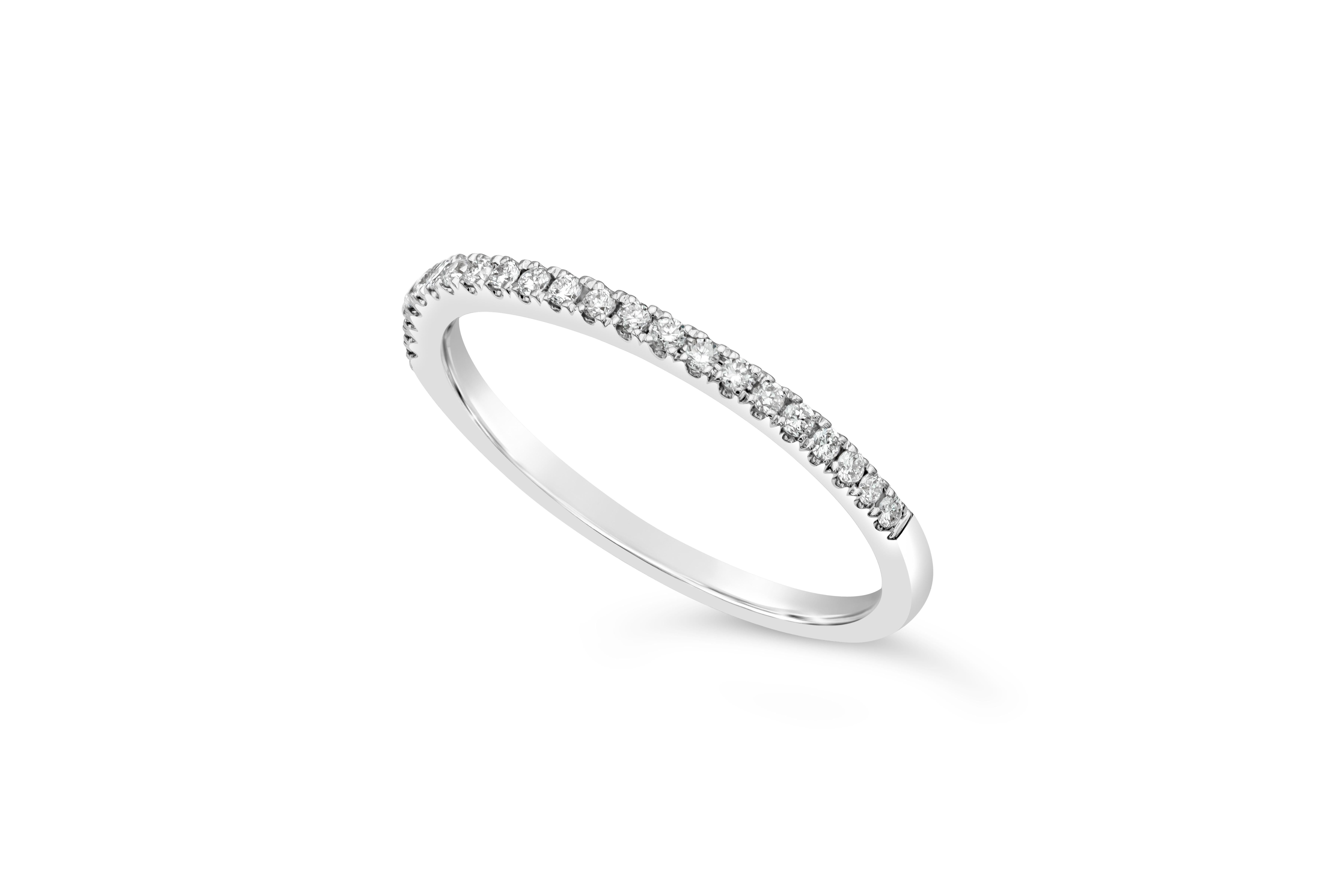 Un style classique d'anneau éternel à mi-chemin mettant en valeur une rangée de 22 diamants ronds de taille brillant pesant au total 0,13 carat, de couleur F-G et de clarté VS-SI.  Fabriqué en or blanc 18K

Style disponible dans différentes gammes
