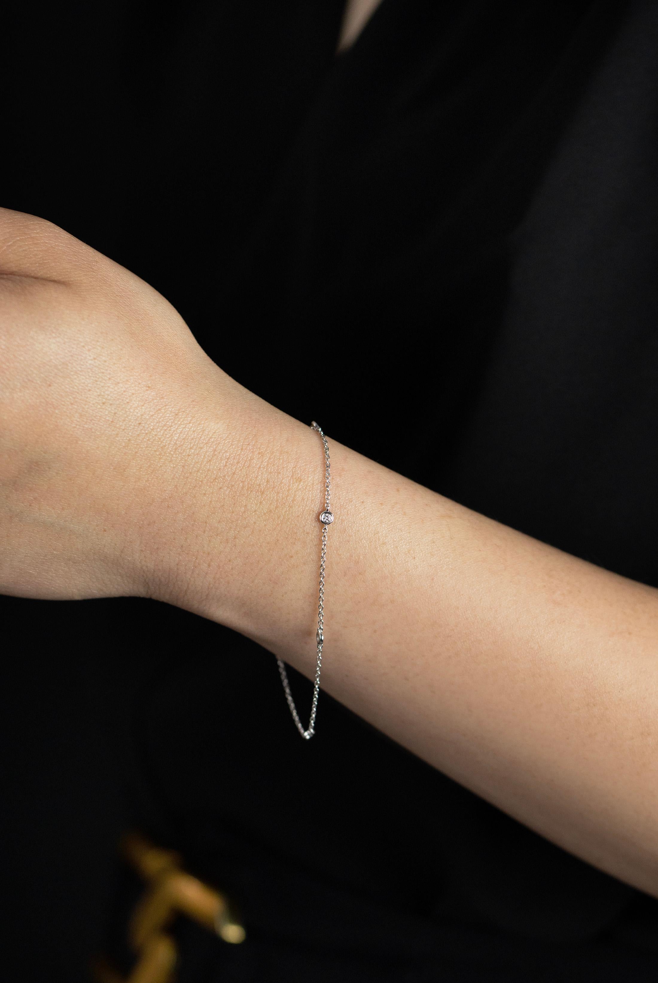 Taille ronde Roman Malakov Bracelet de 0,14 carat total de diamants ronds de cinq pierres par Yard en vente