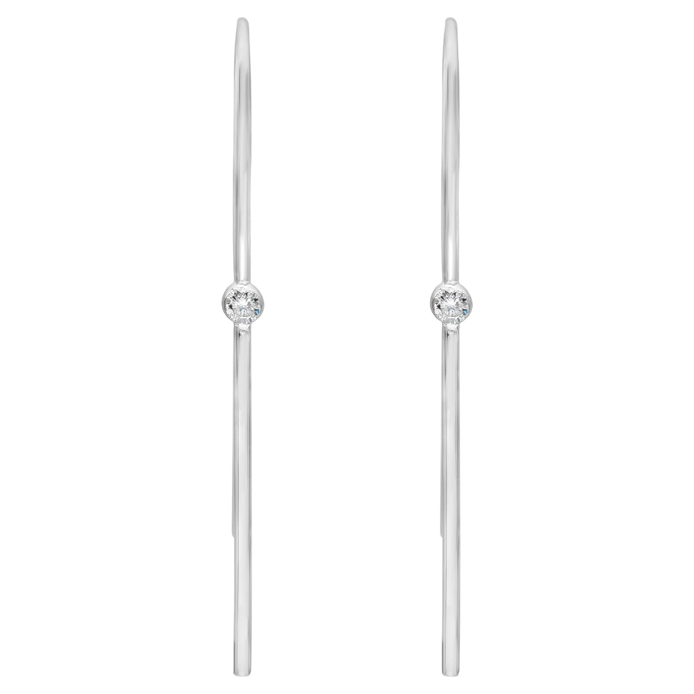 Une paire simple et polyvalente de boucles d'oreilles mode solitaire en serti invisible mettant en valeur un seul diamant rond de 0,15 carat dans un chaton en or blanc 18 carats. 
Couleur F et clarté VS-SI.

Roman Malakov est une maison sur mesure,