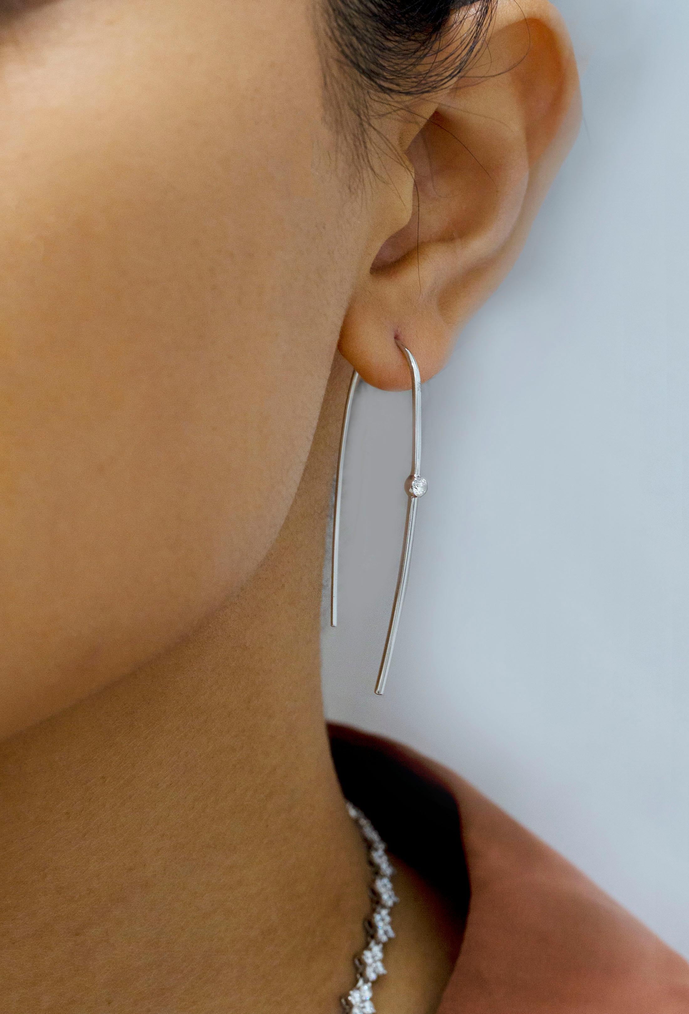 Roman Malakov, boucles d'oreilles à la mode avec diamants ronds de 0,15 carat Neuf - En vente à New York, NY