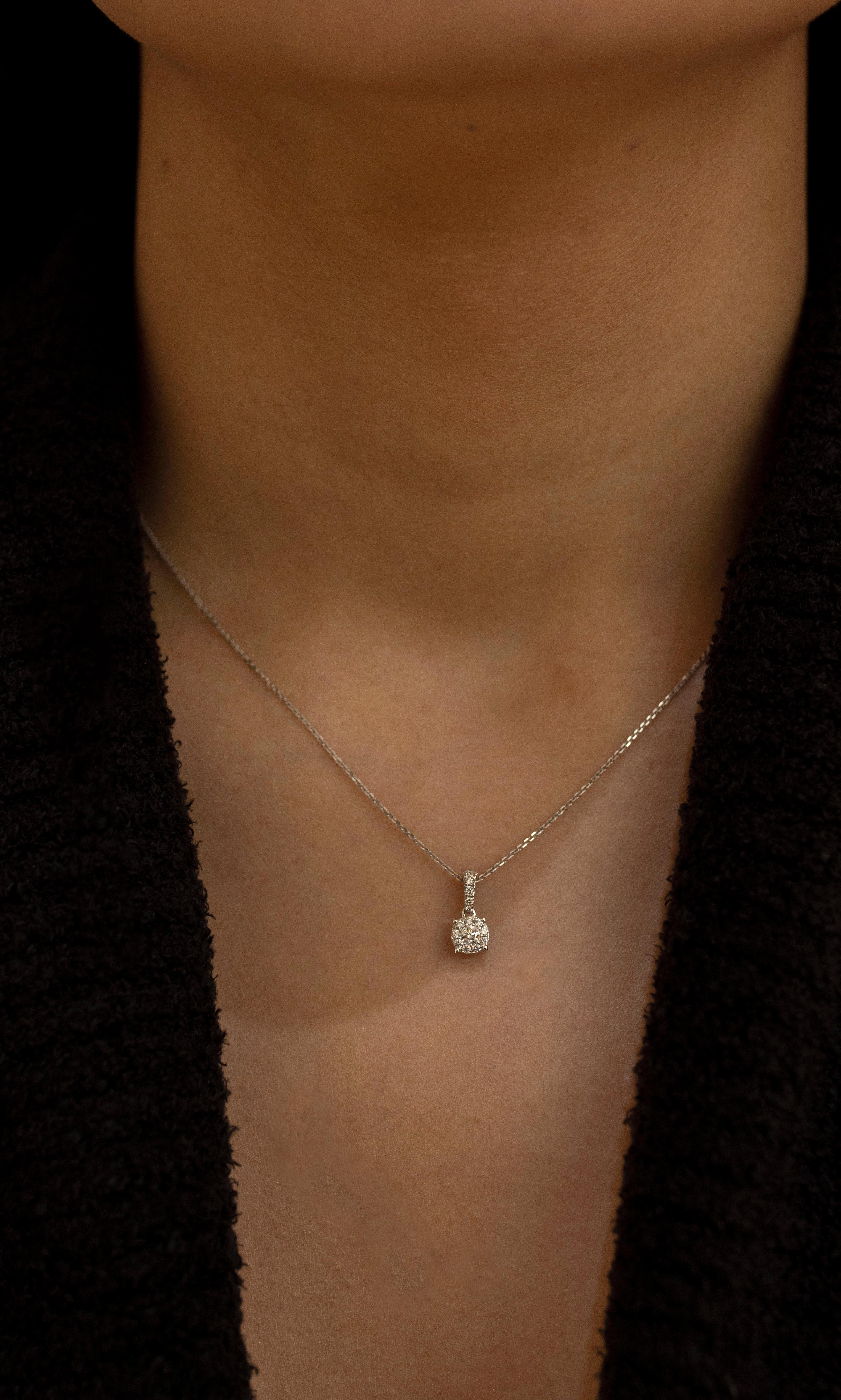 Contemporain Roman Malakov, collier pendentif illusion avec diamants ronds de 0,23 carat au total en vente