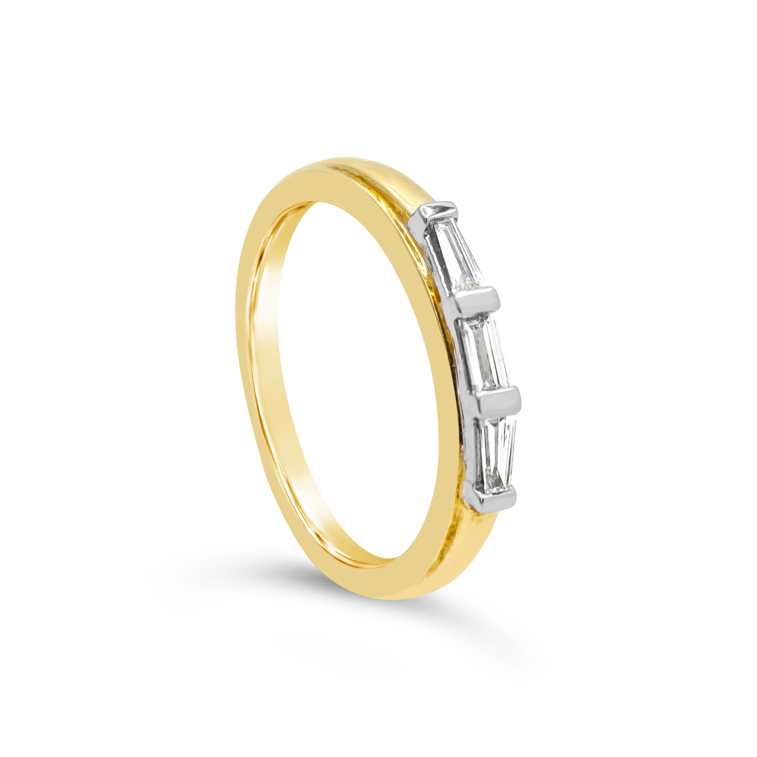 Questo anello sfoggia tre diamanti a forma di baguette per un peso totale di 0,25 carati. Realizzato in oro bianco e giallo 18 carati, Misura 7 US

Roman Malakov è una casa su misura, specializzata nella creazione di qualsiasi cosa tu possa