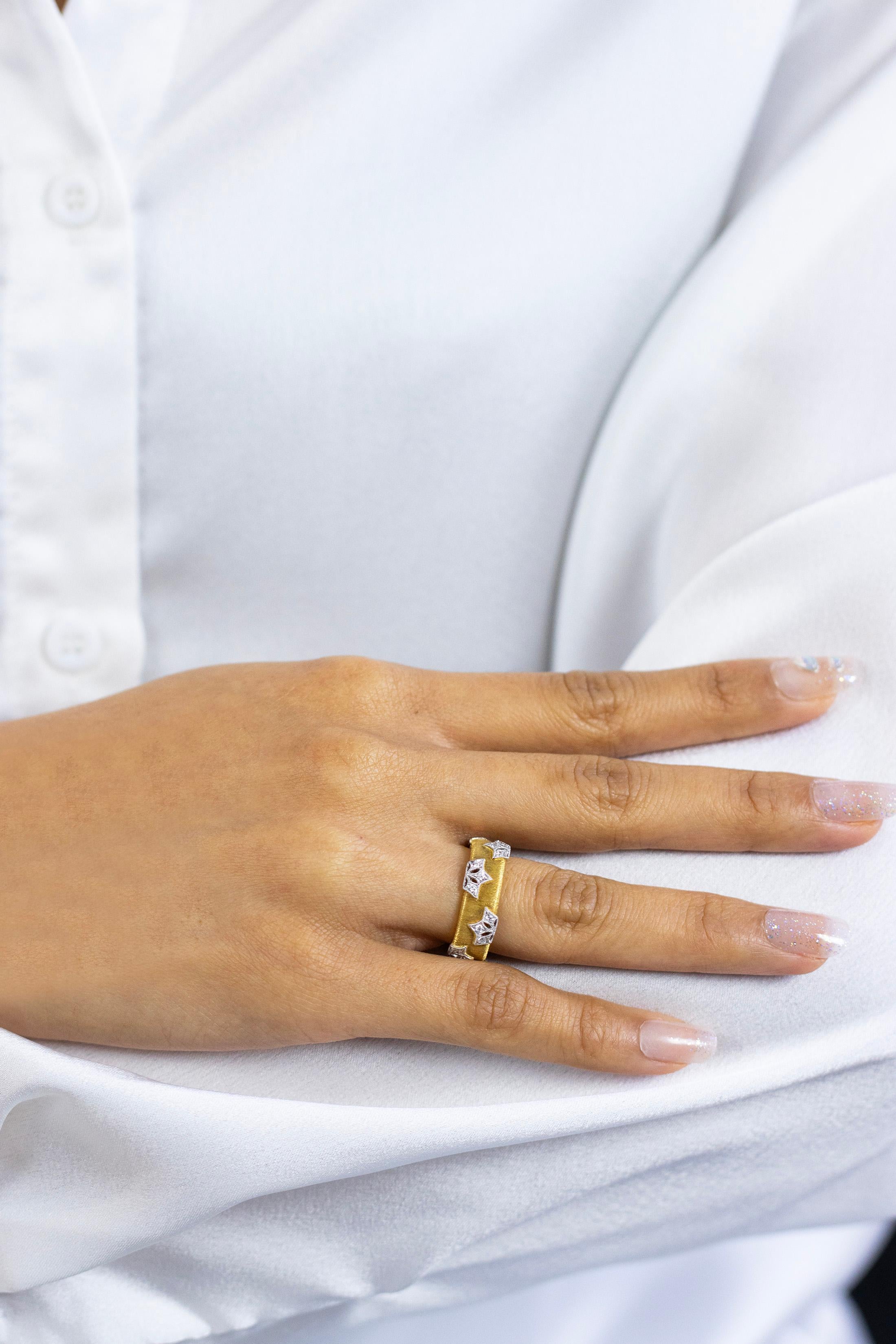 0.25 Carat Total Round Cut Diamond Brushed Fashion Ring in Two-Tone Gold In New Condition For Sale In New York, NY