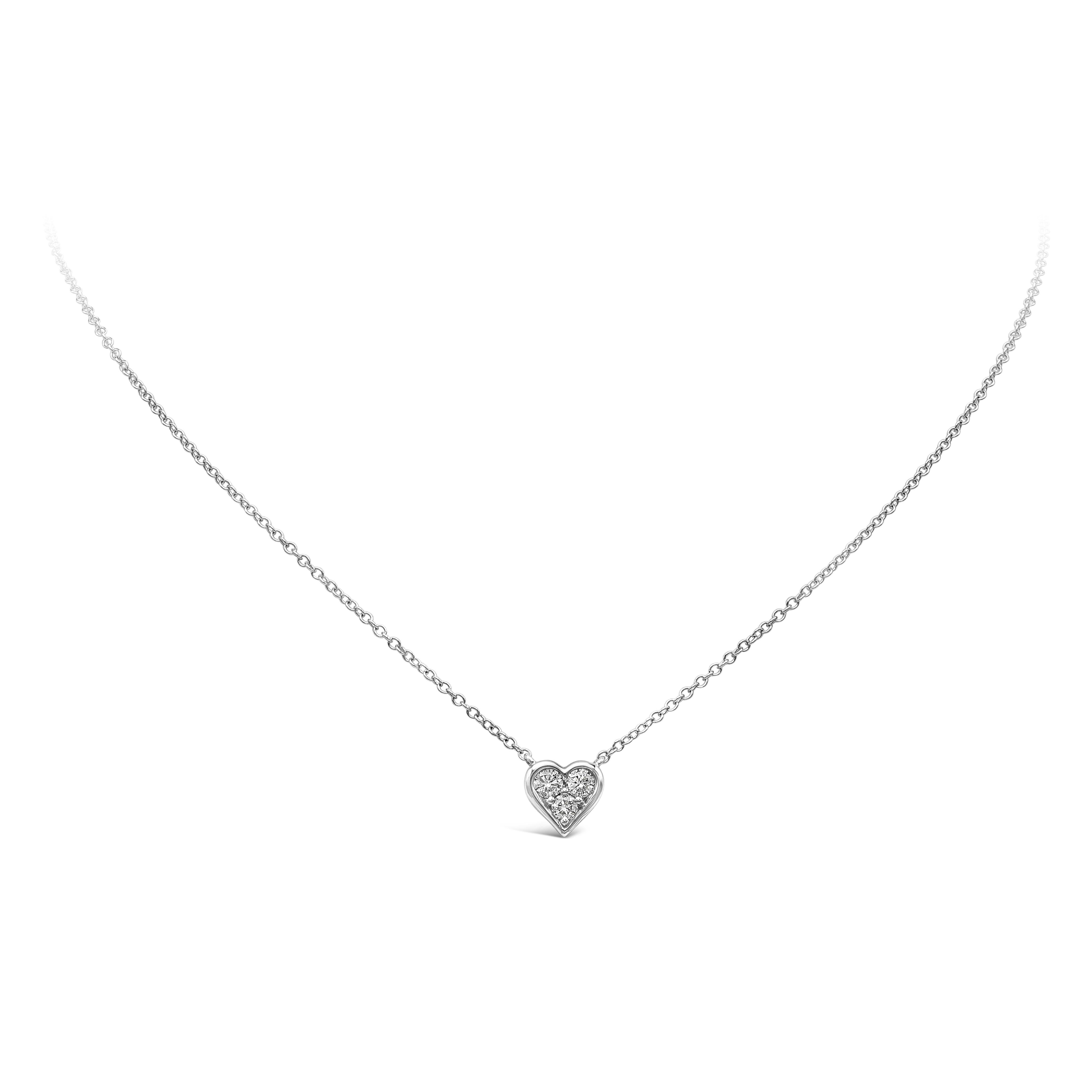 Un collier pendentif simple mettant en valeur 3 diamants ronds de taille brillant pesant 0,28 carats au total, sertis dans un design chic en forme de cœur et suspendus à une chaîne réglable de 18 pouces. Finement réalisé en or blanc 18
