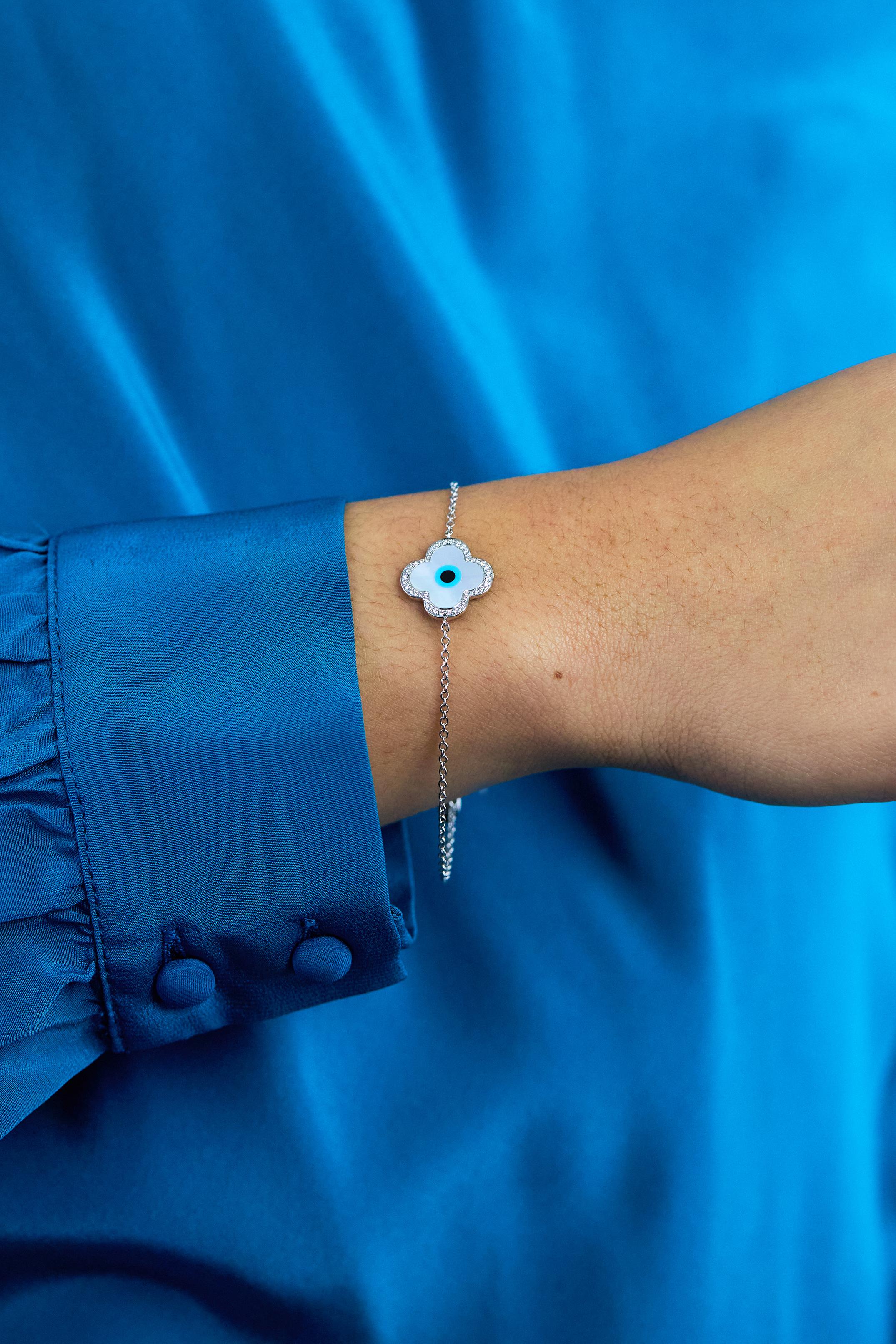 Roman Malakov 0,28 Karat runder Diamant Perlmutt Evil Eye Kleeblatt-Armband (Rundschliff) im Angebot