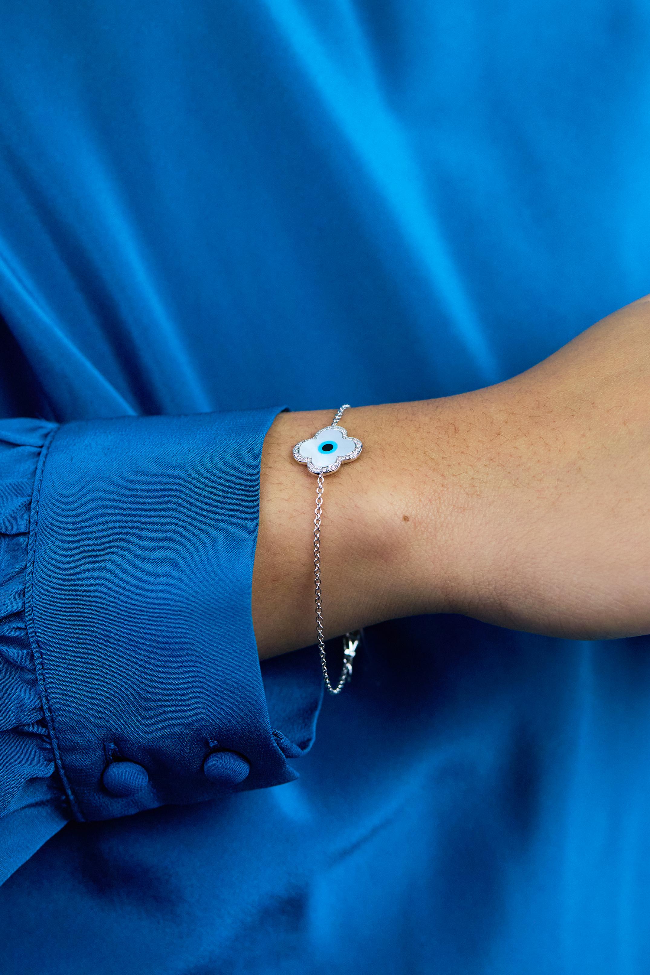 Roman Malakov 0,28 Karat runder Diamant Perlmutt Evil Eye Kleeblatt-Armband im Zustand „Neu“ im Angebot in New York, NY