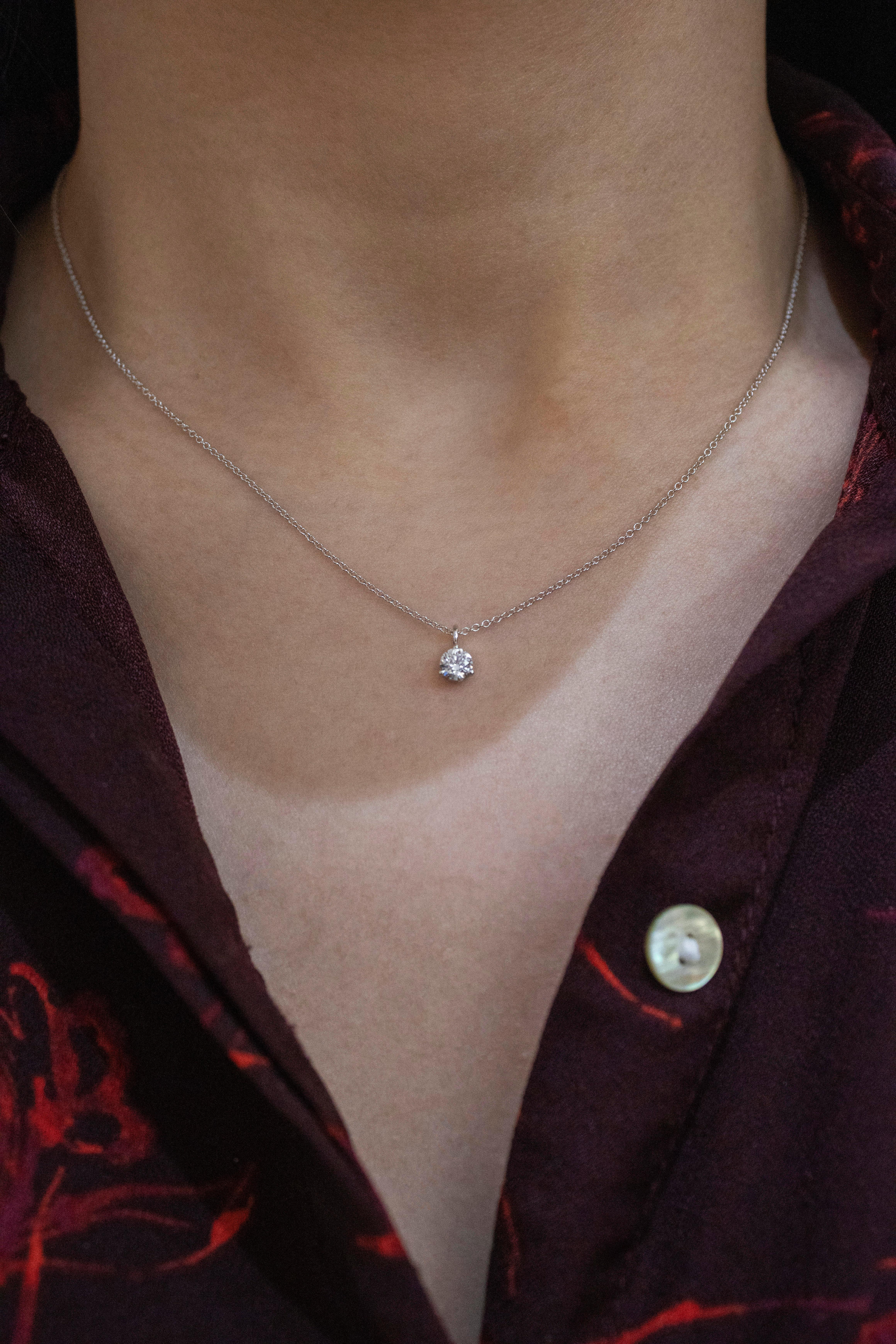 Taille ronde Roman Malakov, collier pendentif solitaire en diamants taille ronde brillants de 0,31 carat en vente