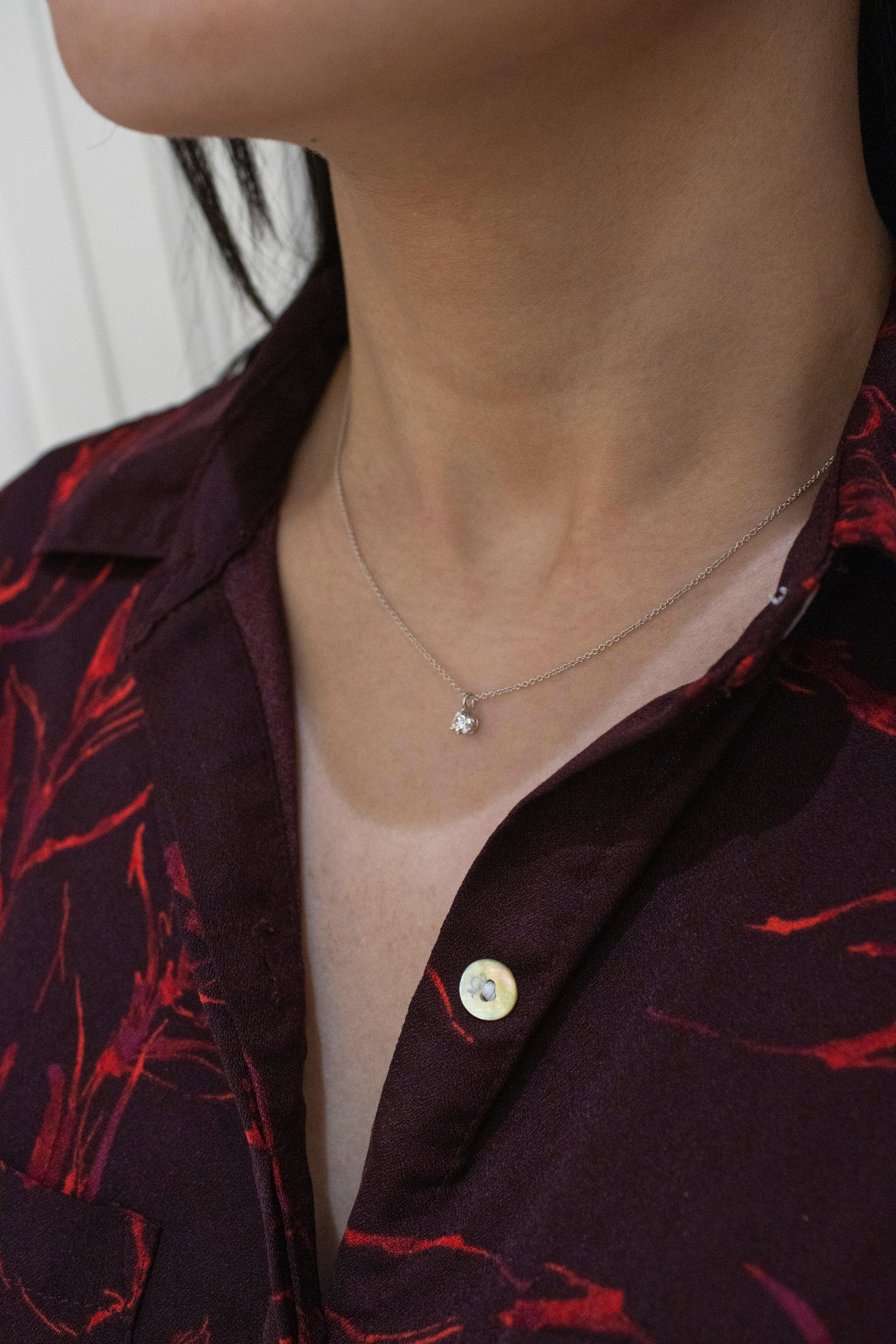 Roman Malakov, collier pendentif solitaire en diamants taille ronde brillants de 0,31 carat Pour femmes en vente