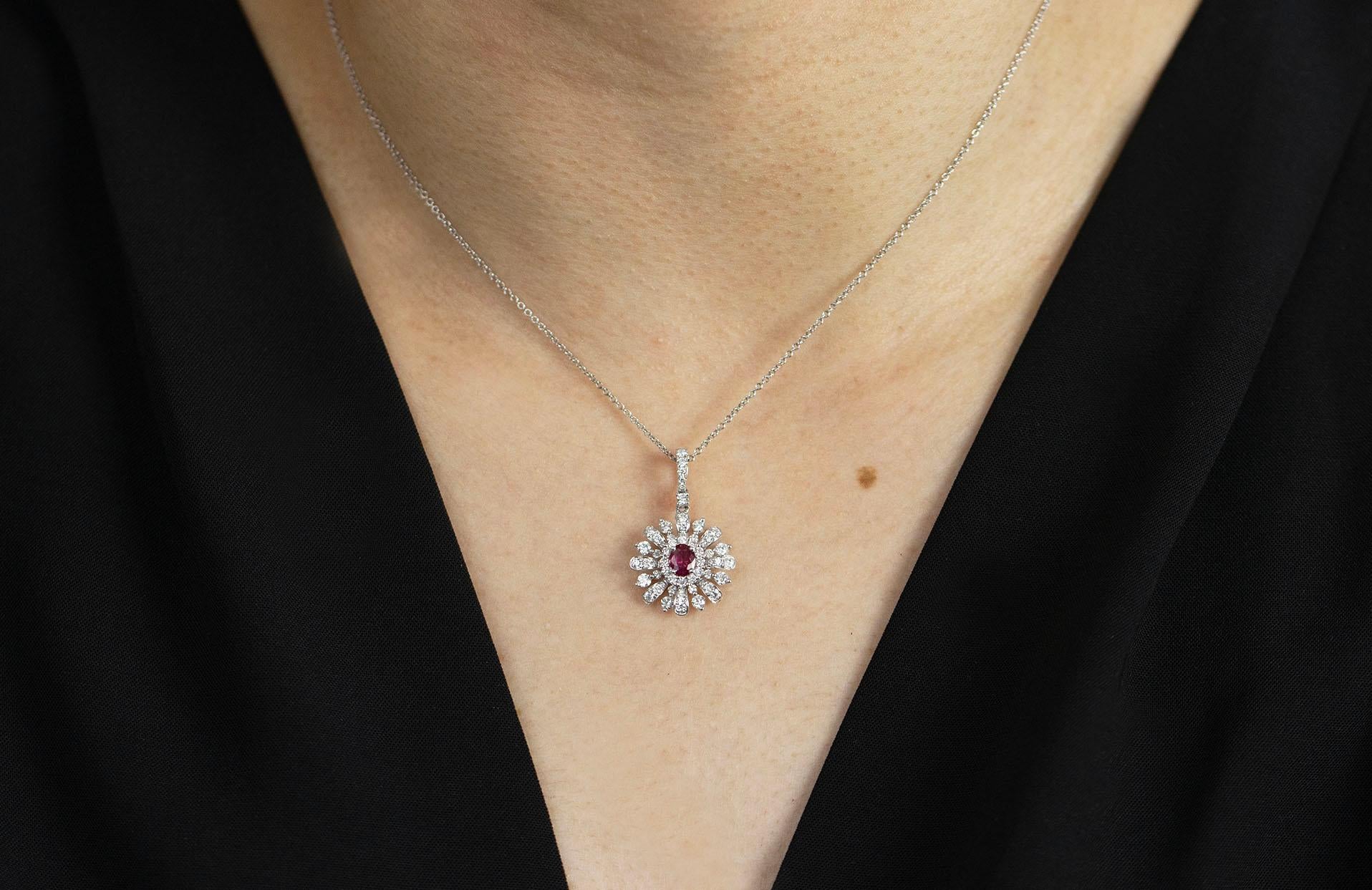 Contemporain Roman Malakov, collier pendentif en rubis de taille ovale et diamants ronds de 0,32 carat en vente