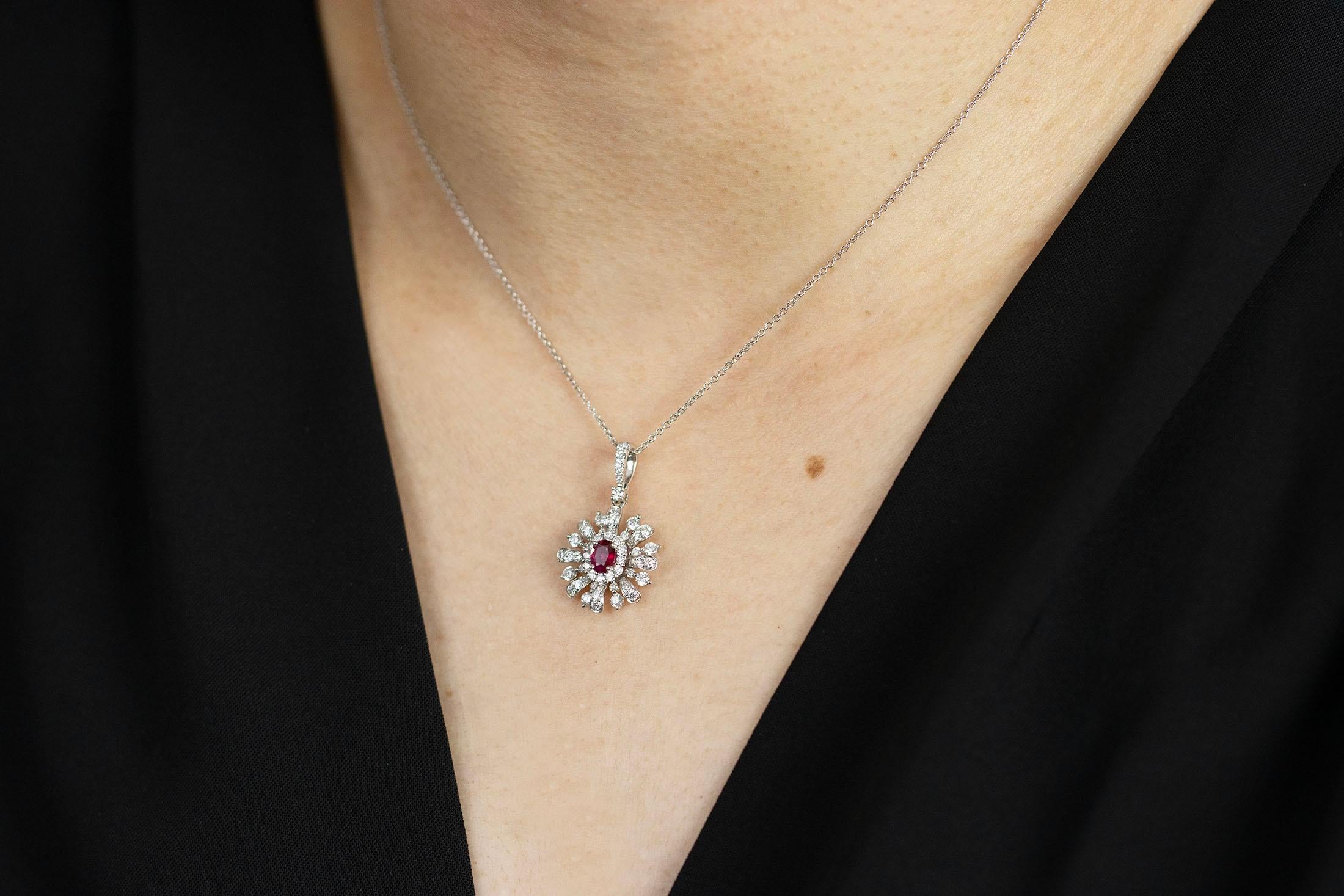 Taille ovale Roman Malakov, collier pendentif en rubis de taille ovale et diamants ronds de 0,32 carat en vente