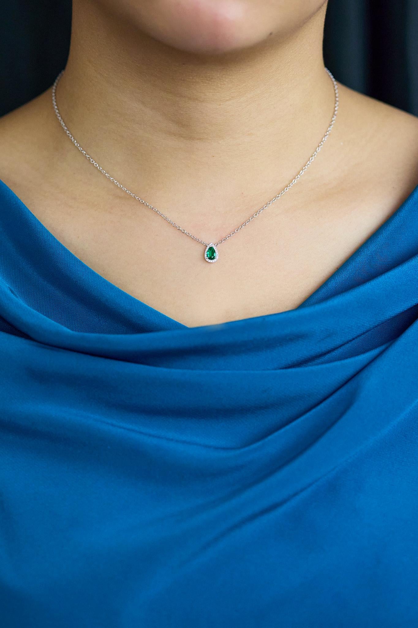 Taglio a goccia Roman Malakov 0,34 Collana con smeraldo a forma di pera e diamanti a raggiera in vendita