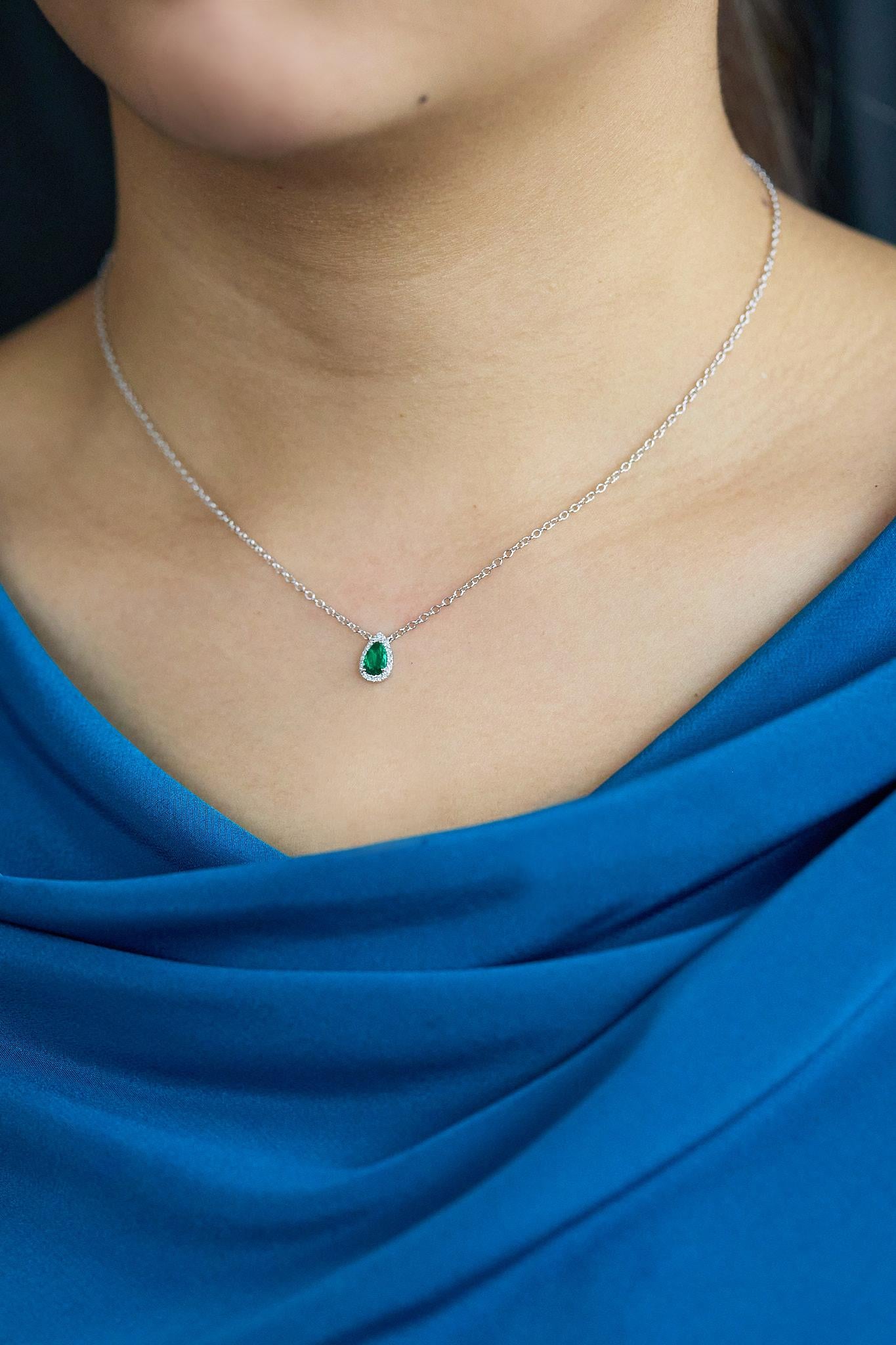 Roman Malakov 0,34 Collana con smeraldo a forma di pera e diamanti a raggiera In condizioni Nuovo in vendita a New York, NY