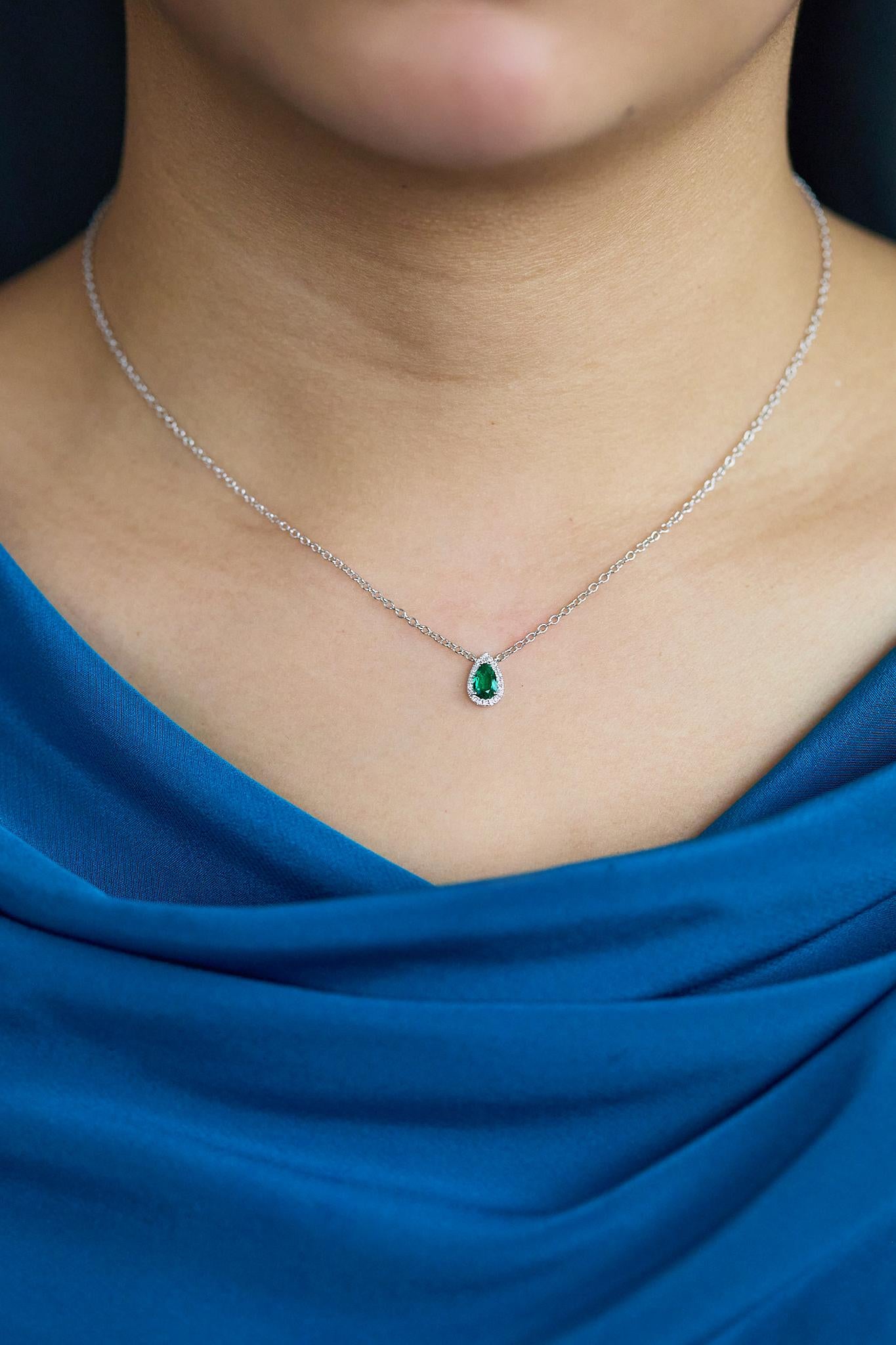 Donna Roman Malakov 0,34 Collana con smeraldo a forma di pera e diamanti a raggiera in vendita