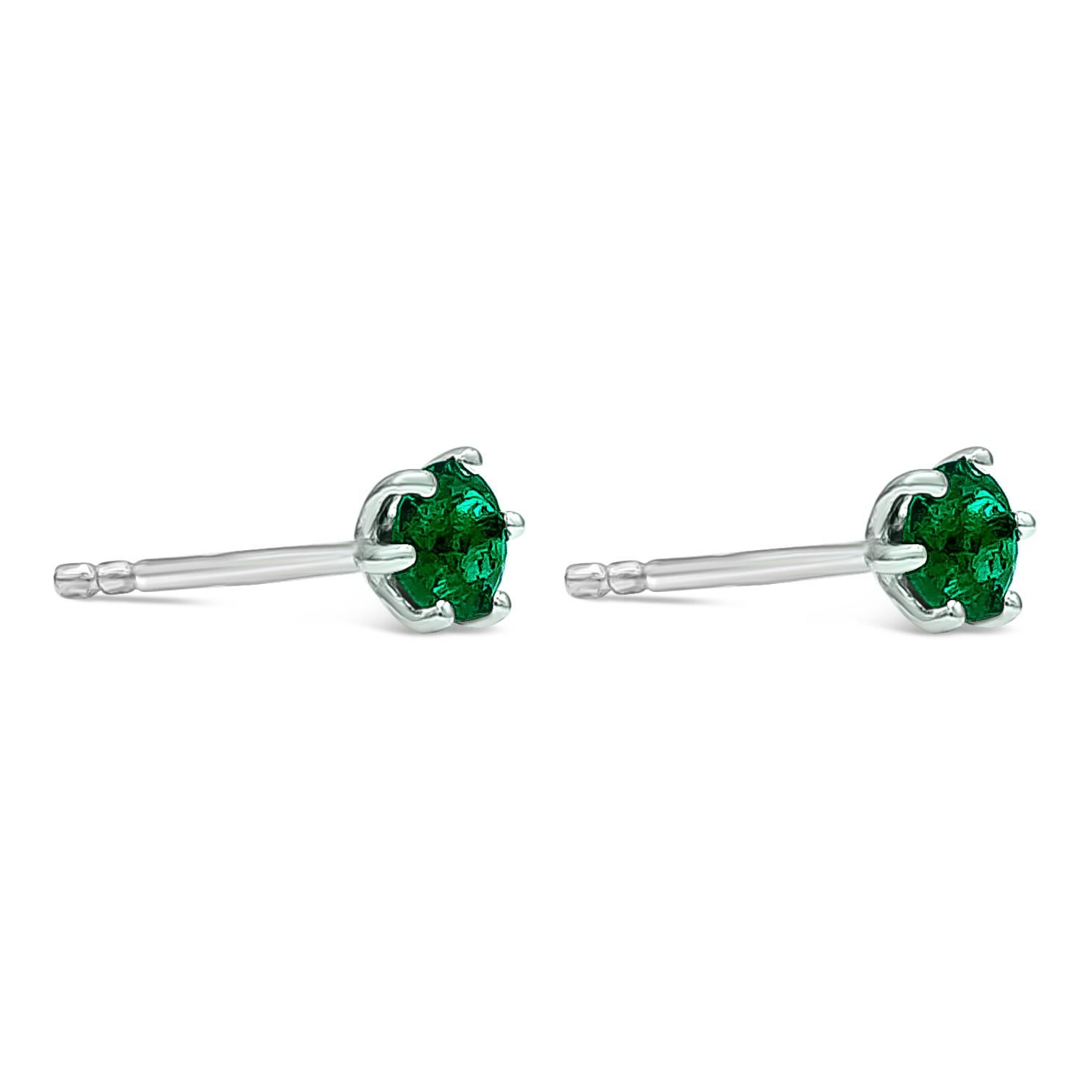 Modern Roman Malakov 0.40 Carat Total Round Green Emeralds Stud Earrings in White Gold For Sale