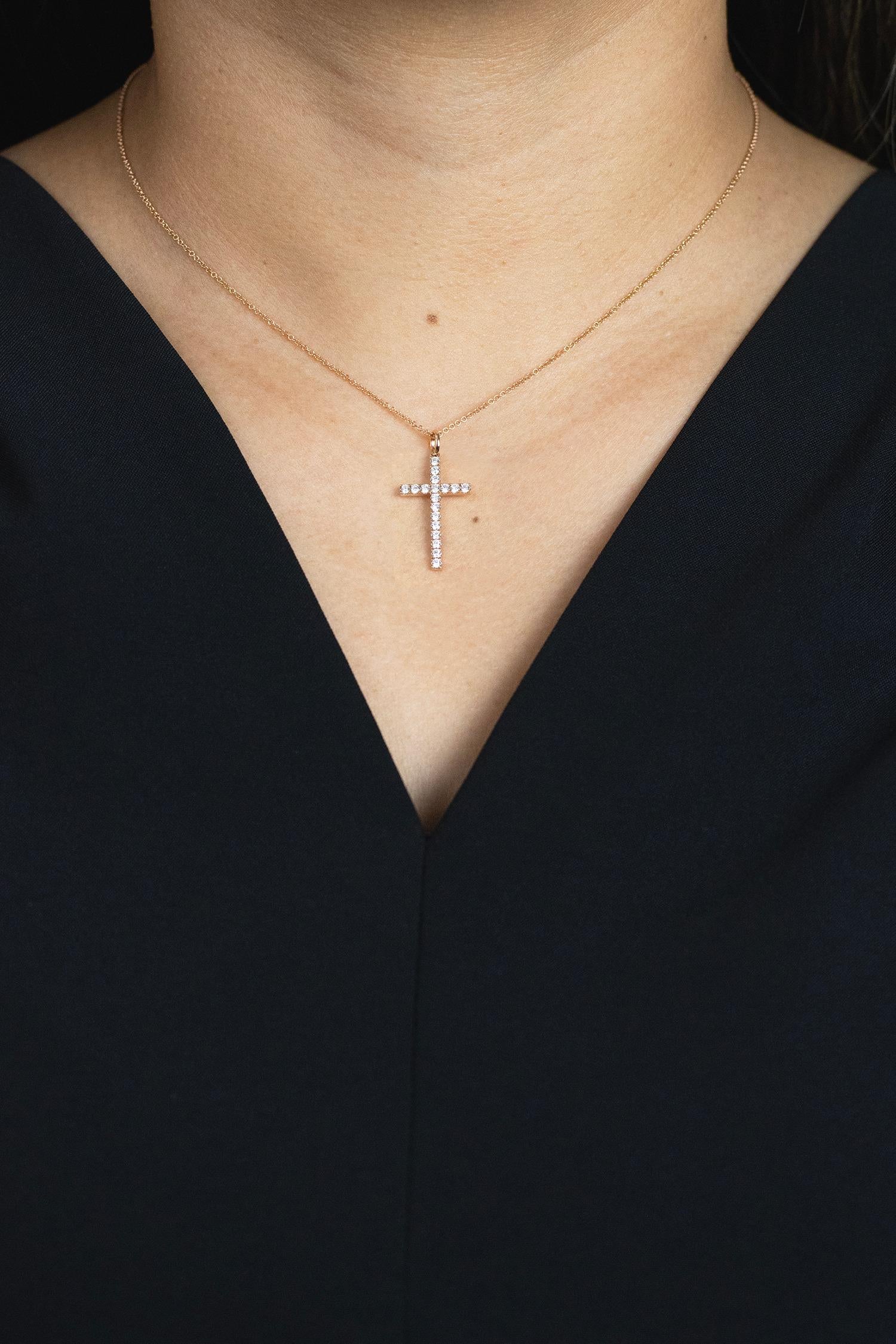 Taille ronde Roman Malakov, collier pendentif croix en diamants ronds et brillants de 0,44 carat au total en vente
