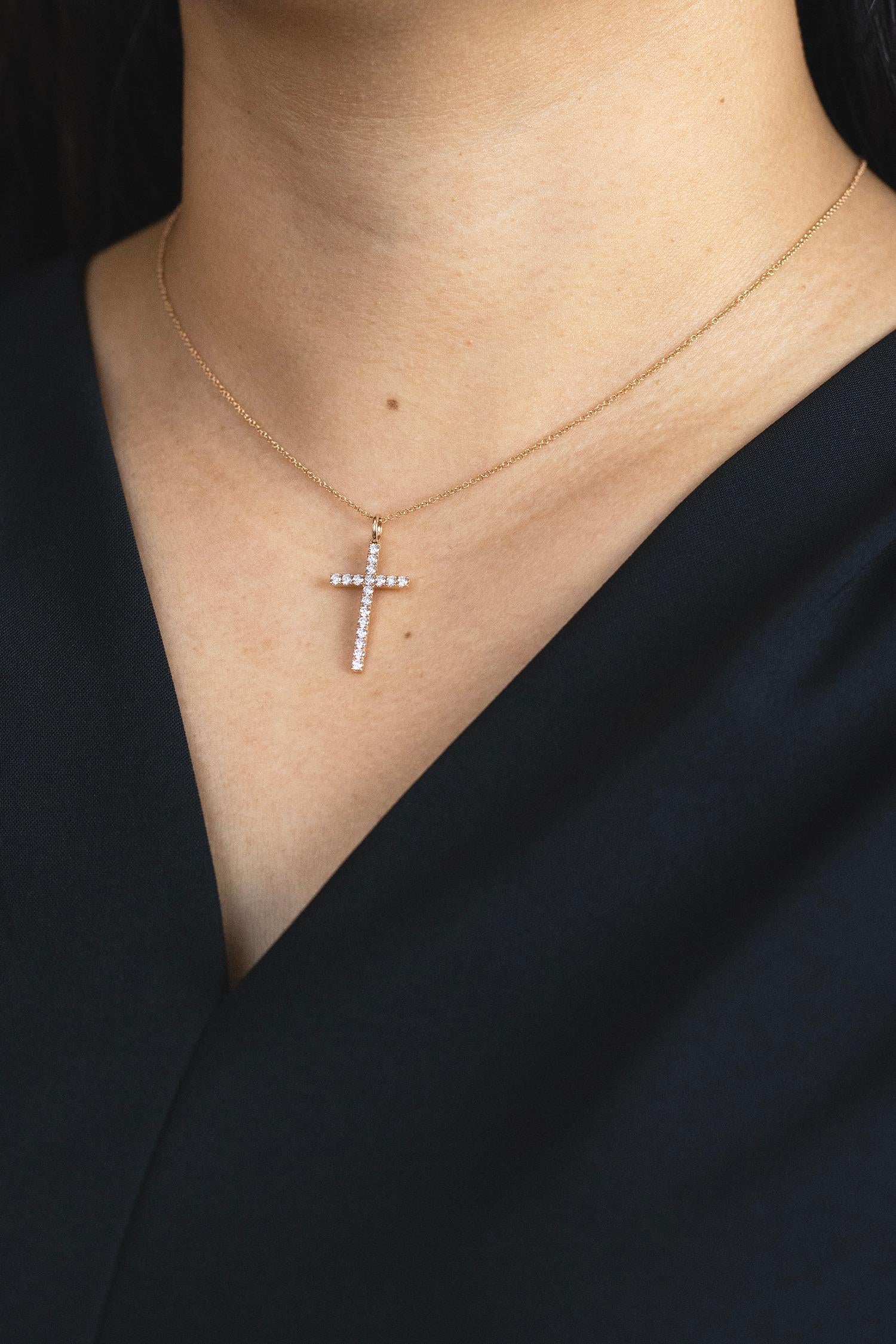 Roman Malakov, collier pendentif croix en diamants ronds et brillants de 0,44 carat au total Neuf - En vente à New York, NY