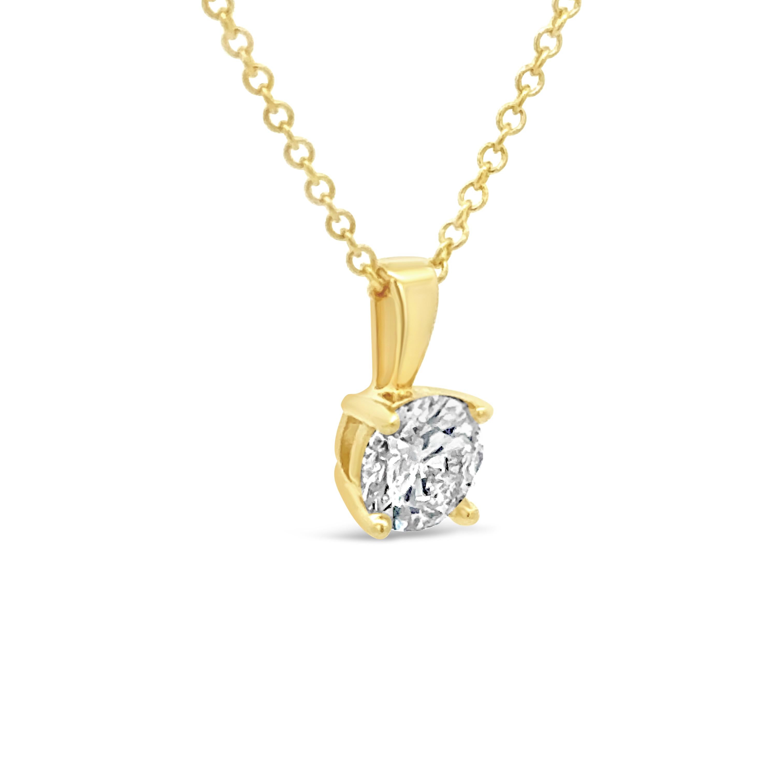 Collier pendentif solitaire simple, mettant en vedette un diamant rond de taille brillant de 0,45 carat de couleur G et de pureté VS1, serti sur une monture à quatre griffes. Finement réalisé en or jaune 18 carats. Suspendu à une chaîne en or jaune,